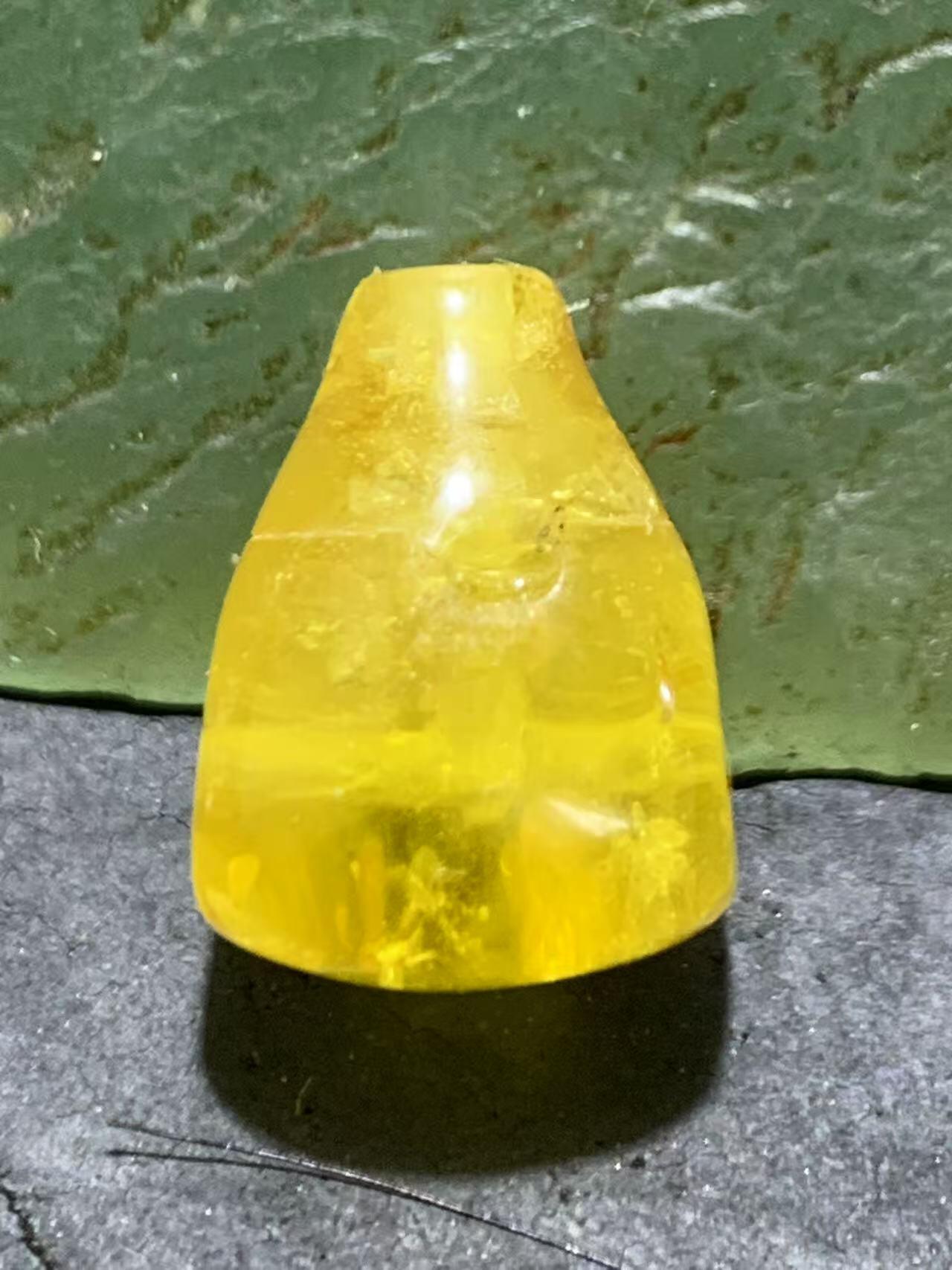 天然通货乌克兰蜜蜡一体佛头三通一个，