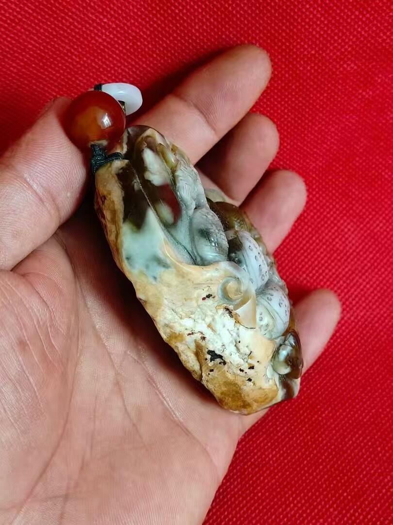 清代和田玉，随形雕刻龙手把件，带原皮有好几种颜色，长约8.6/宽6.8/2.8厘米，特别难得，保老保真。