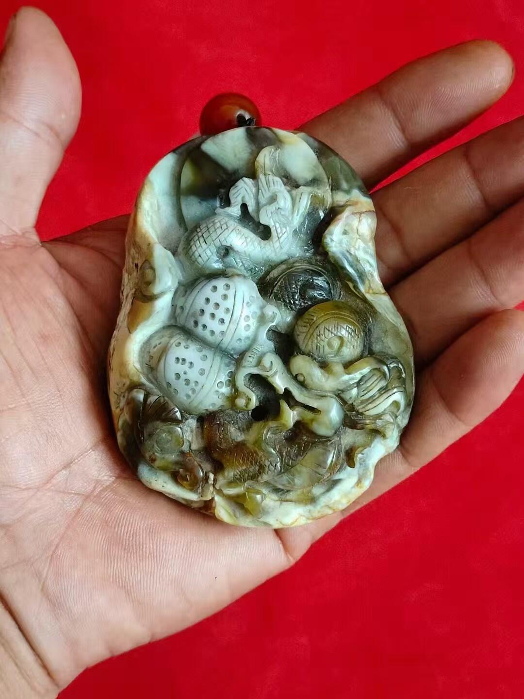 清代和田玉，随形雕刻龙手把件，带原皮有好几种颜色，长约8.6/宽6.8/2.8厘米，特别难得，保老保真。