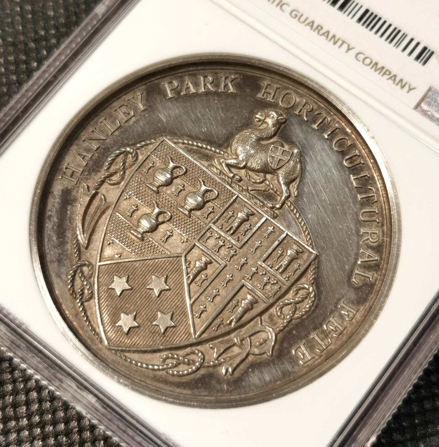  甄臻铺-世界币章拍卖（第24期），送拍享返佣金等优惠多多 NGC-UNCD 英国1905年汉利公园园艺节获奖银章，直径45毫米，重37.3克。