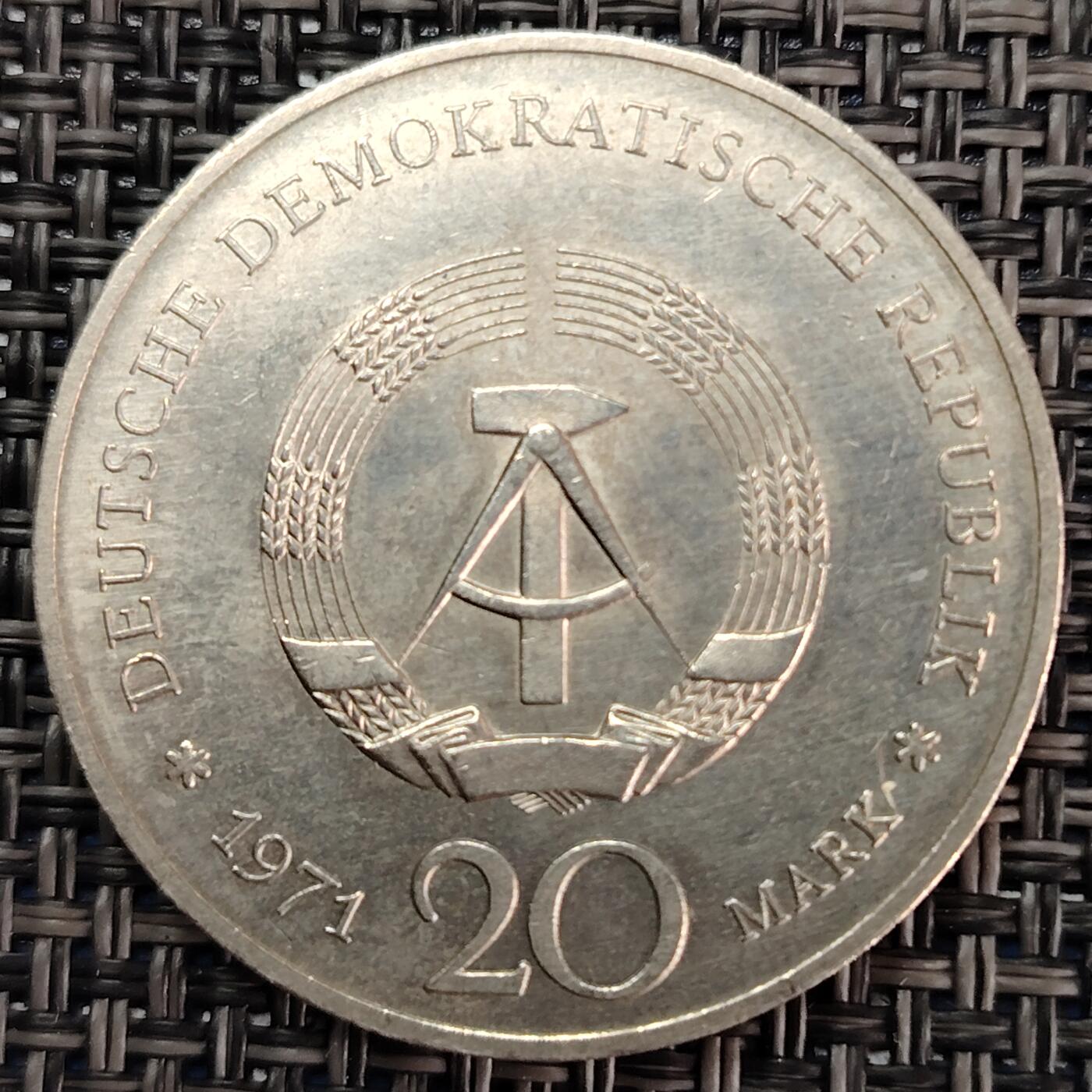 布加迪🐬～世界钱币(上海)🌾第 227 期 /  各国套币和散币 东德民主德国 1971年 20马克镍币纪念币作家亨利希曼