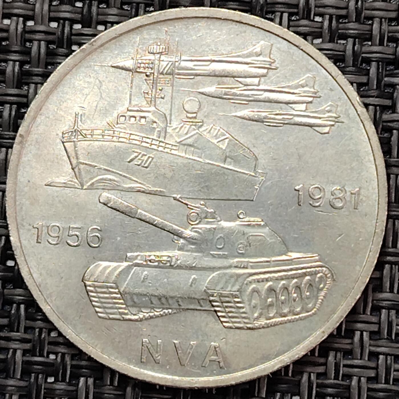布加迪🐬～世界钱币(上海)🌾第 227 期 /  各国套币和散币 东德～民主德国1981年10马克纪念镍币人民军队建军25周年