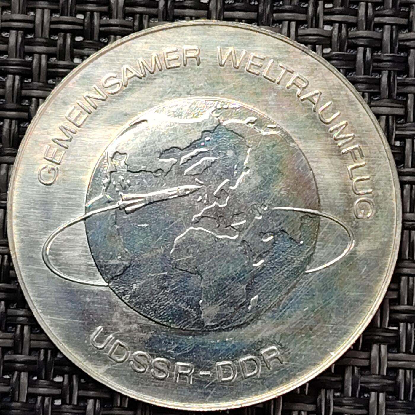 布加迪🐬～世界钱币(上海)🌾第 227 期 /  各国套币和散币 东德1978年10马克苏联东德联合轨道飞行纪念镍币31mm 彩色包浆完美