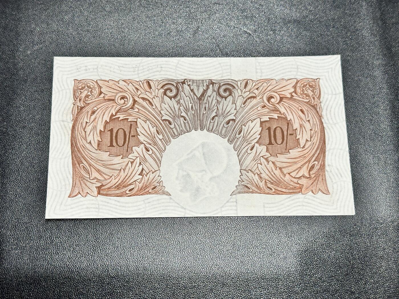 《外钞收藏家》第五百四十五期（本期品种丰富、欢迎参加）（本平台长期征集拍品、欢迎藏友们联系合作） 英国A序列10先令 全新 轻微点钞痕