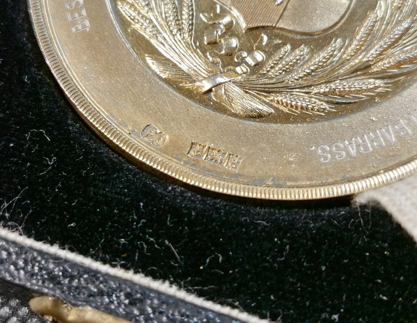  甄臻铺-世界币章拍卖（第24期），送拍享返佣金等优惠多多 1955年英国约克郡农业协会颁发的镀金获奖银章，直径55.6毫米，重70.6克，带厚重原盒及英国官方银标。