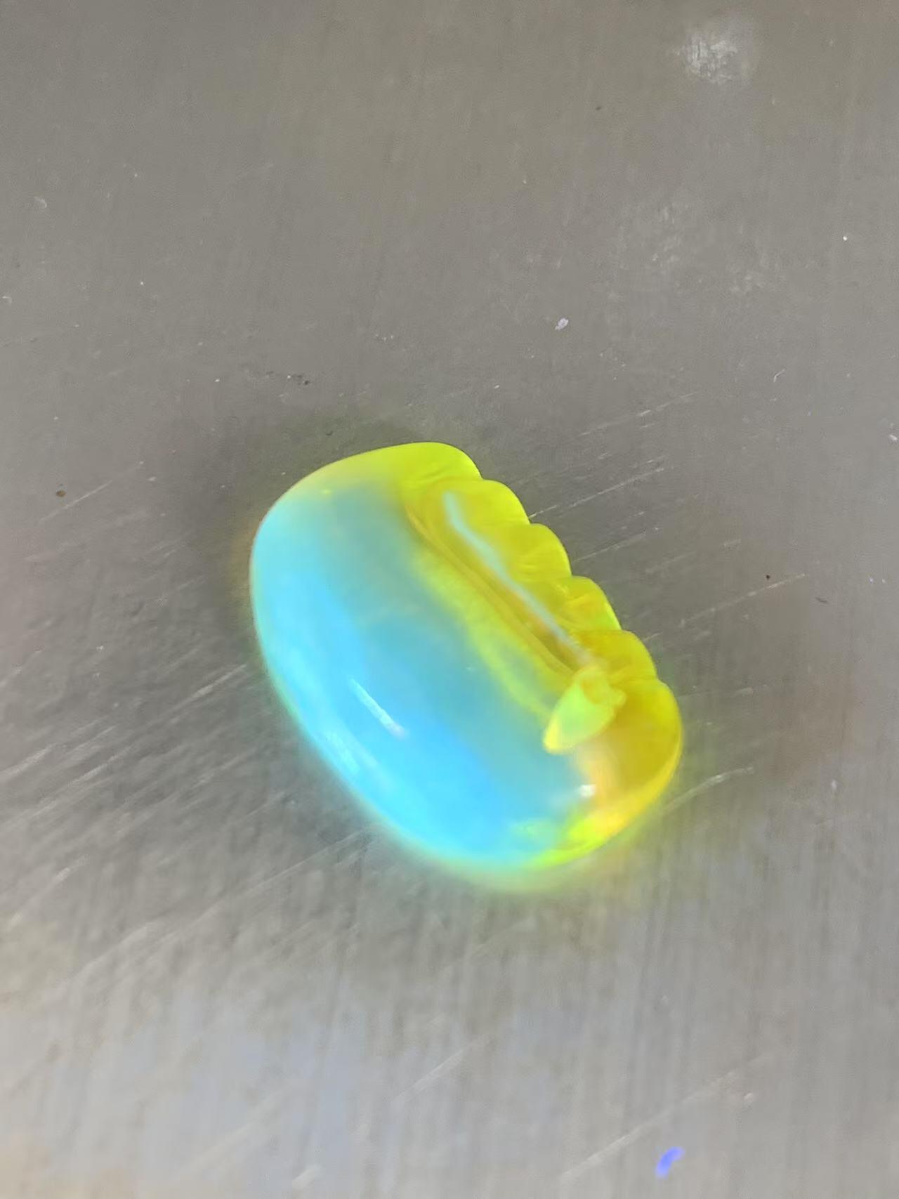 天然乌克兰蜜蜡雕刻梳子小吊坠一个，