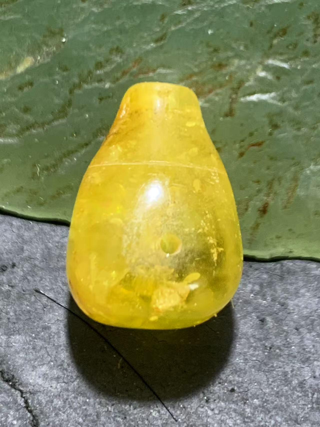 天然通货乌克兰蜜蜡一体佛头三通一个，