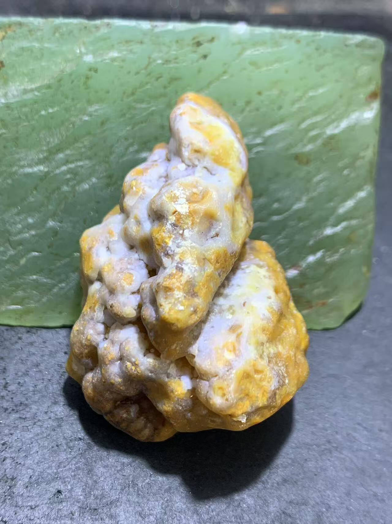 精美罕见粉白俏色战国红玛瑙冰飘把件一个，