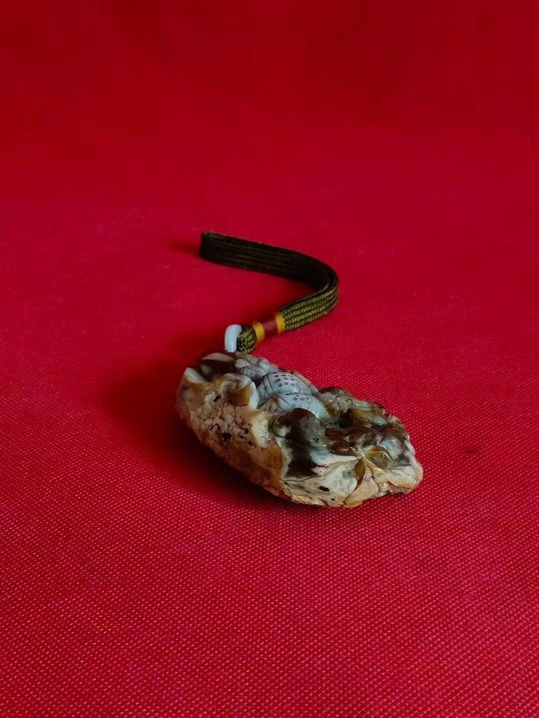 清代和田玉，随形雕刻龙手把件，带原皮有好几种颜色，长约8.6/宽6.8/2.8厘米，特别难得，保老保真。