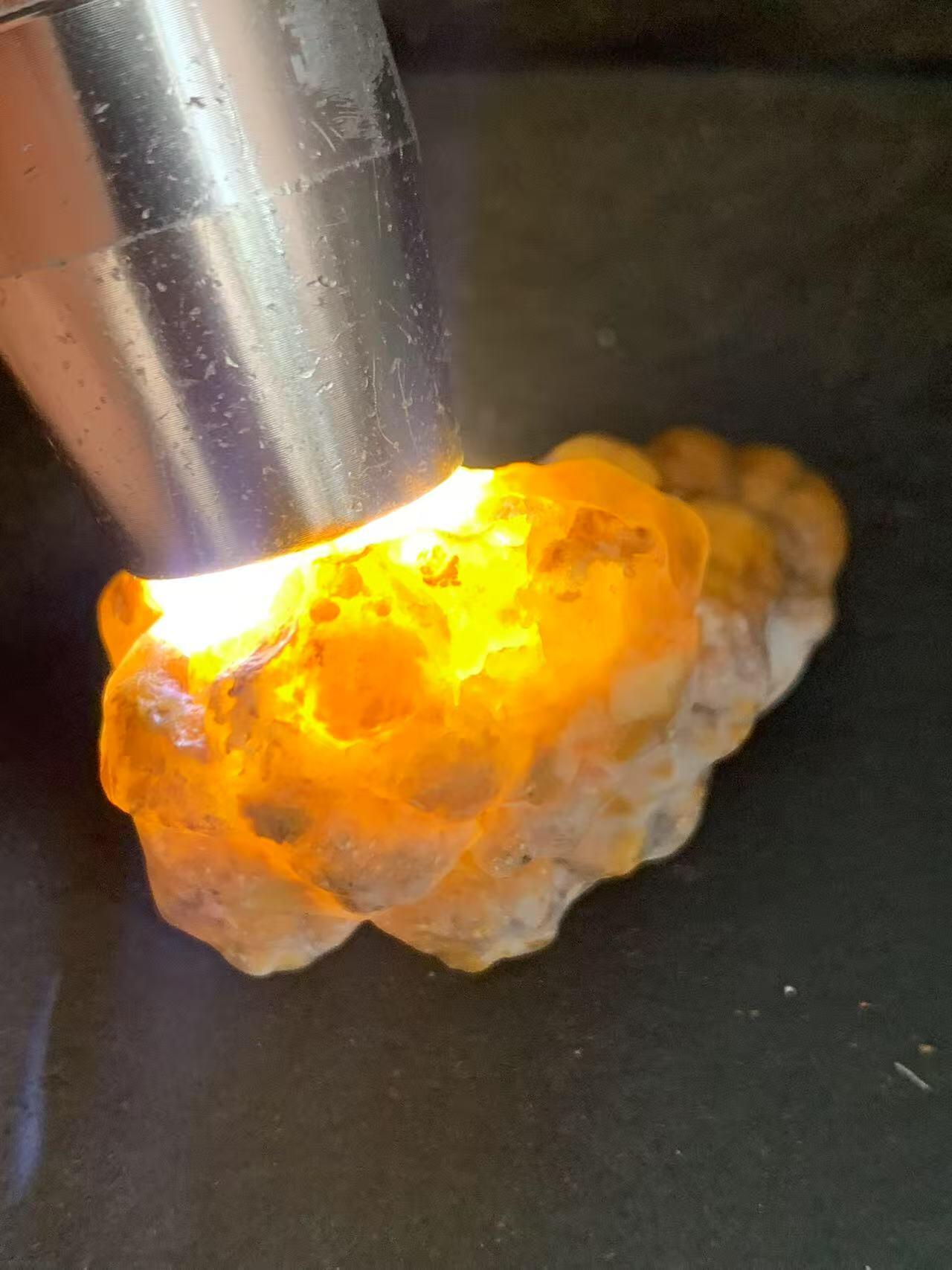 精美罕见粉白俏色战国红玛瑙冰飘把件一个，
