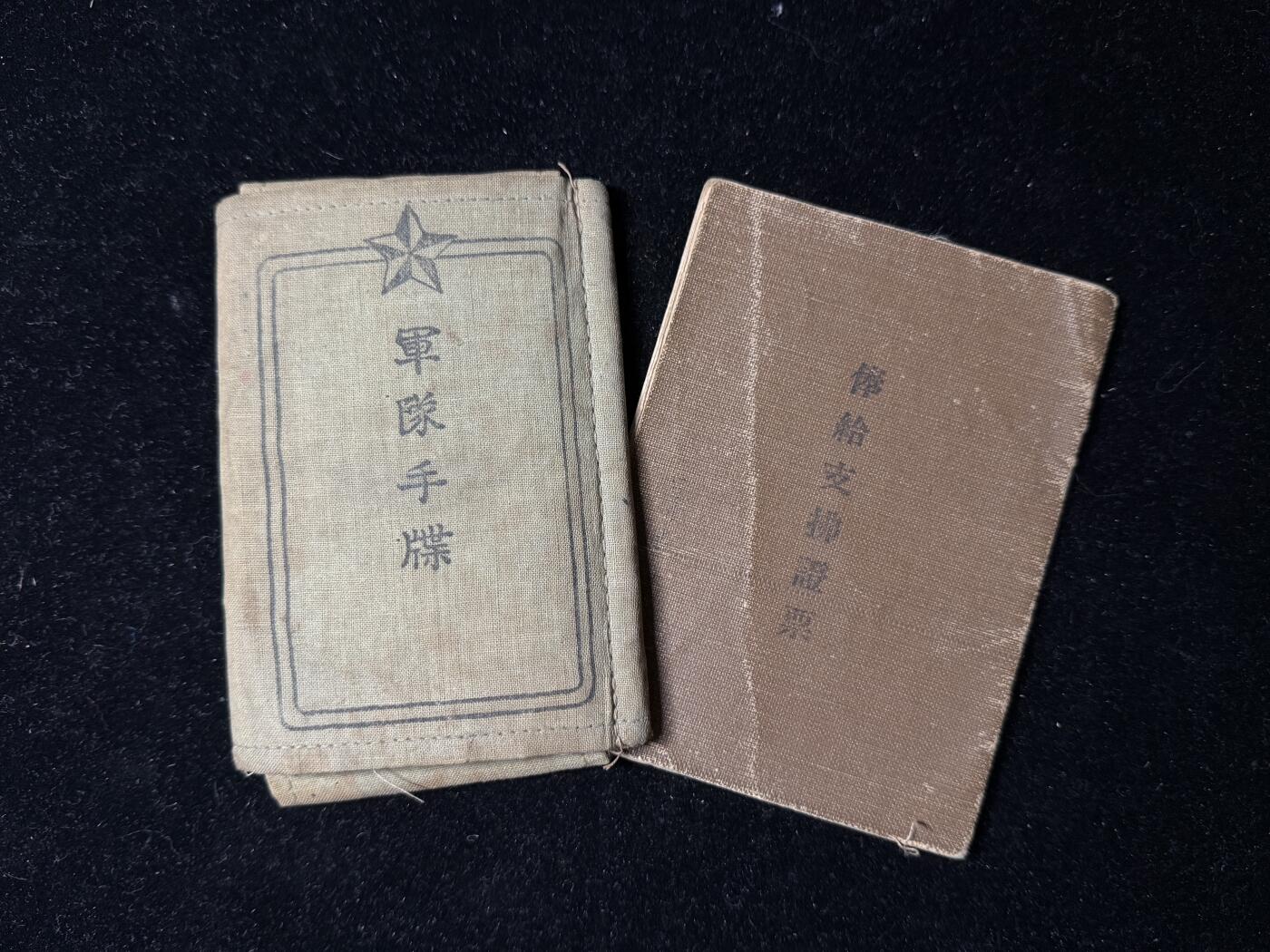戎马世界章牌大赏第100期 勿忘国耻！日本手碟与俸给证，属于第十师团藤井繁治-兵种瓦斯兵（毒气兵）-内容记载了大量战斗信息