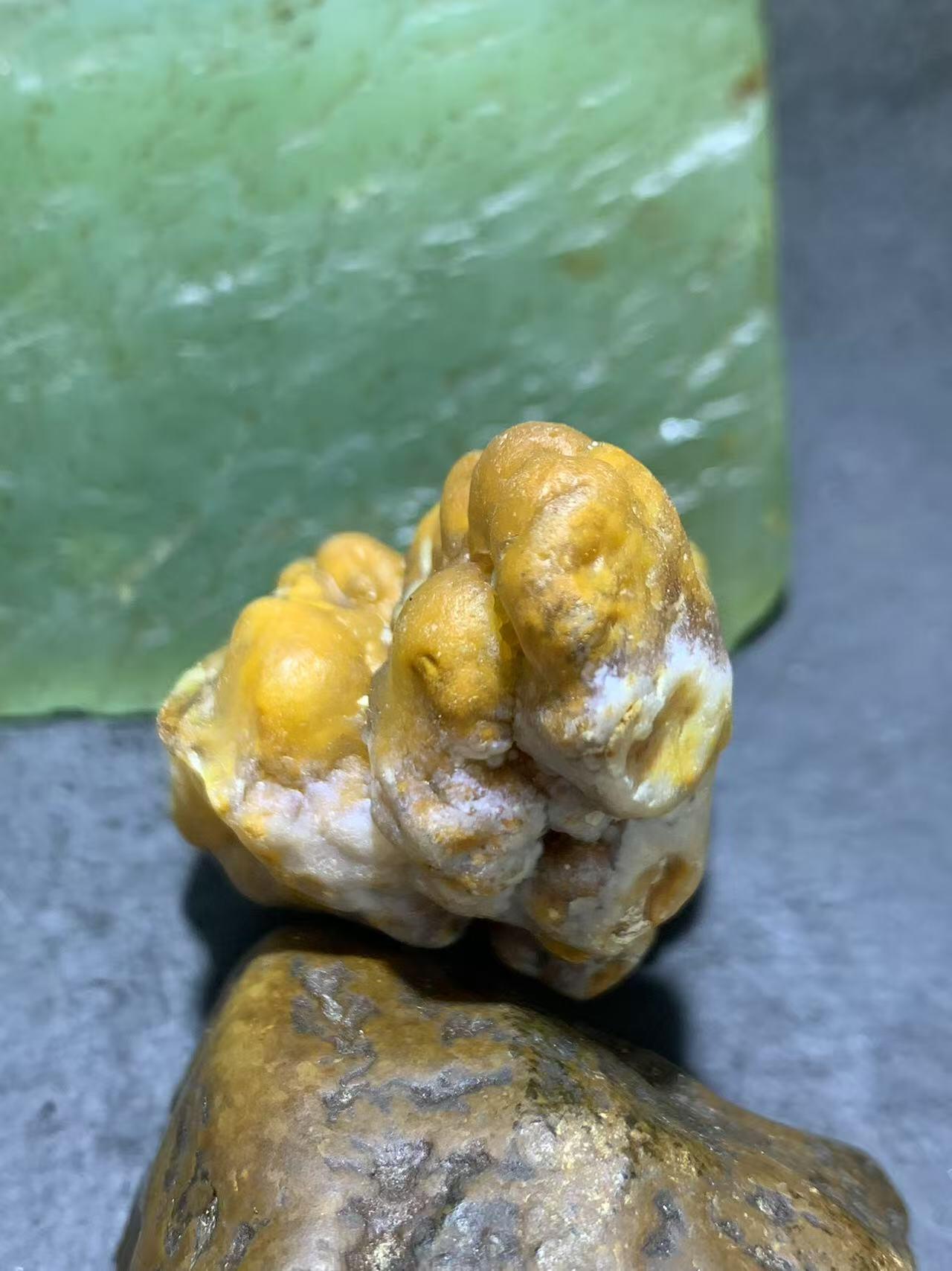 精美罕见粉白俏色战国红玛瑙冰飘把件一个，