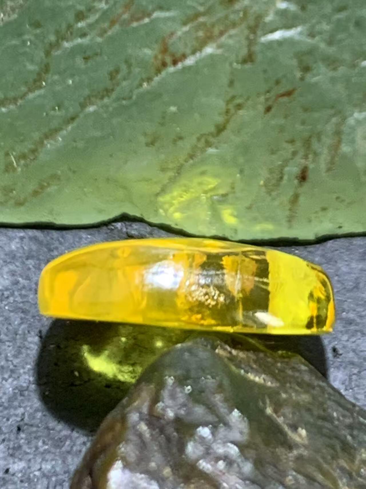 天然乌克兰蜜蜡雕刻梳子小吊坠一个，