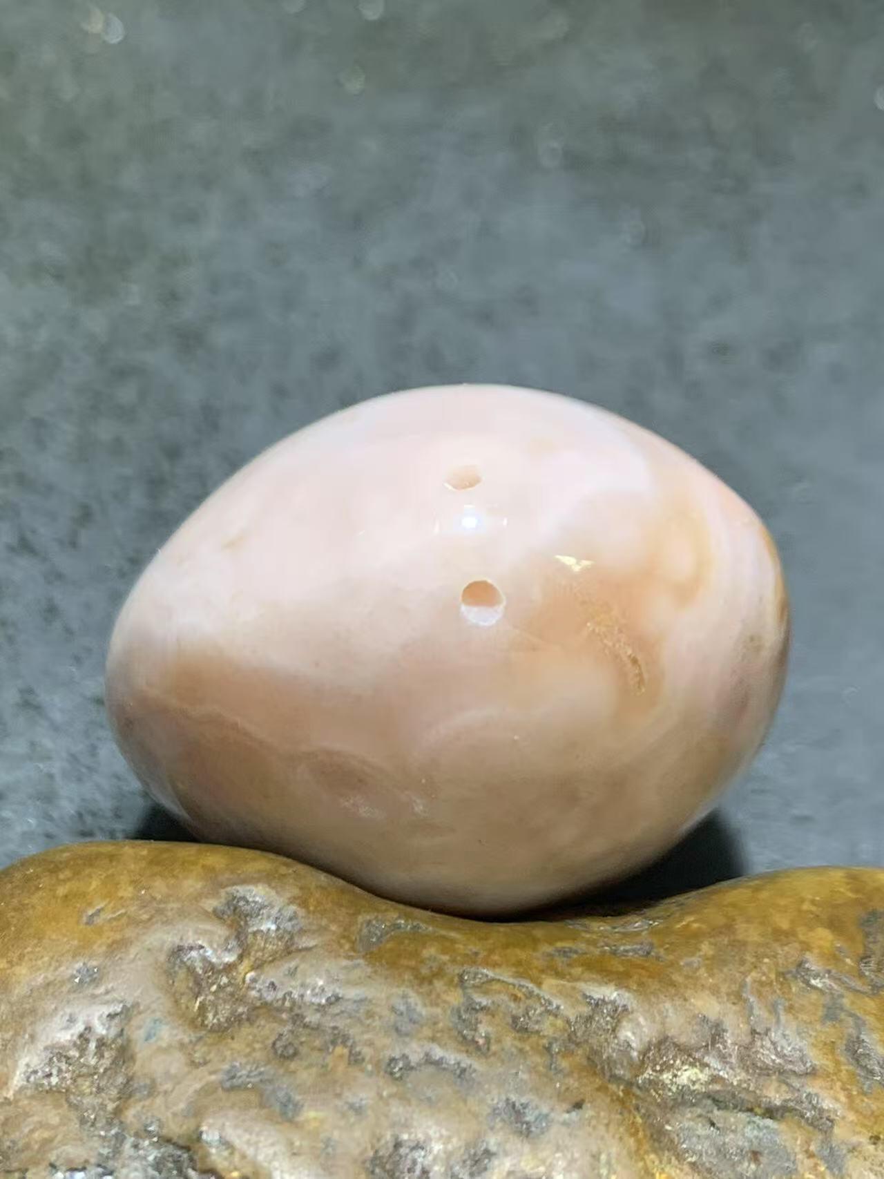 精美罕见粉白俏色战国红玛瑙冰飘把件一个，