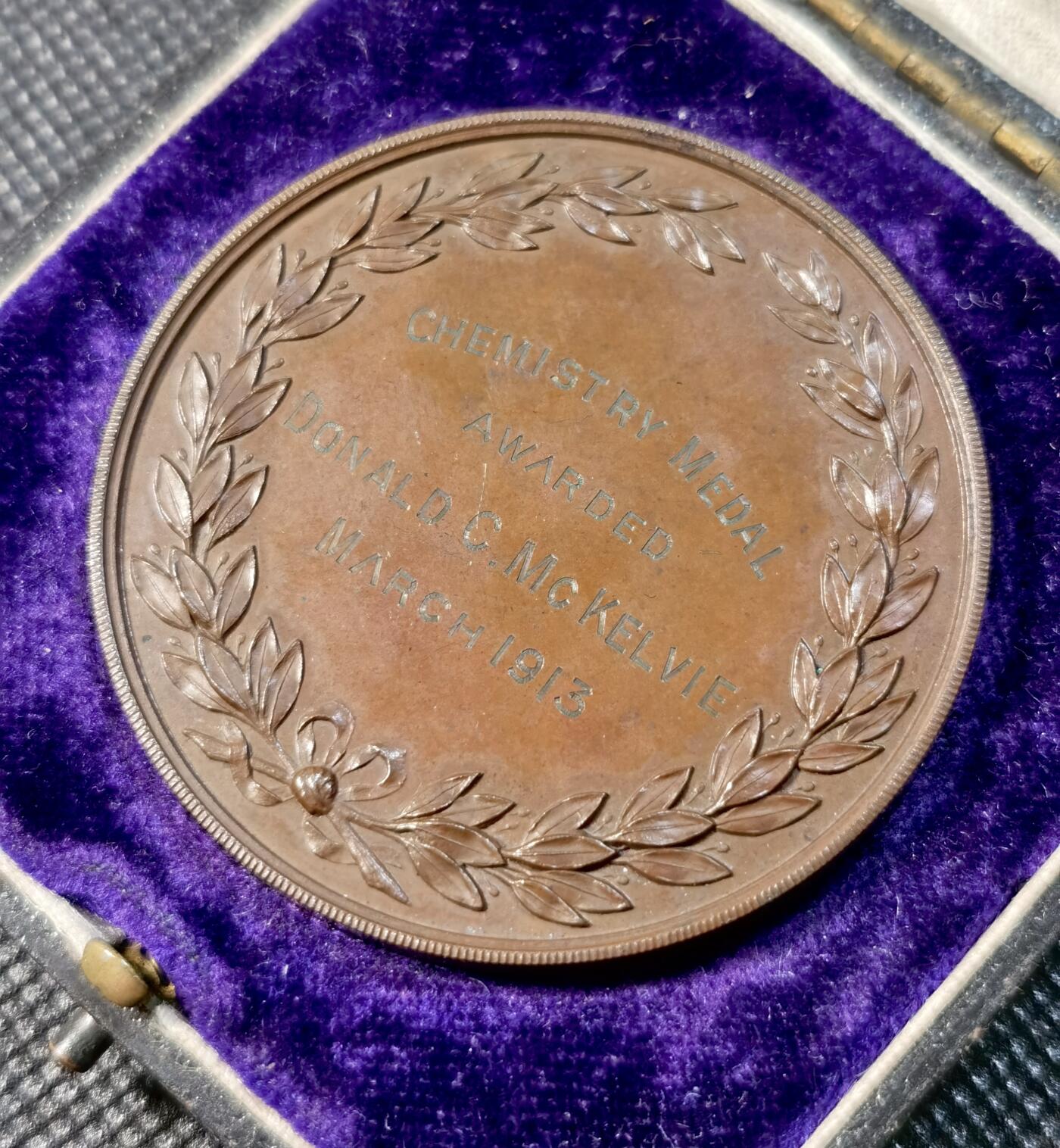  甄臻铺-世界币章拍卖（第24期），送拍享返佣金等优惠多多 1913年英国南英格兰药学院颁发的化学获奖铜章，Donald C. McKelvie是获奖者，直径51毫米，重62.3克。正面刻有药学院徽章和古代医学人物图案，背面刻有