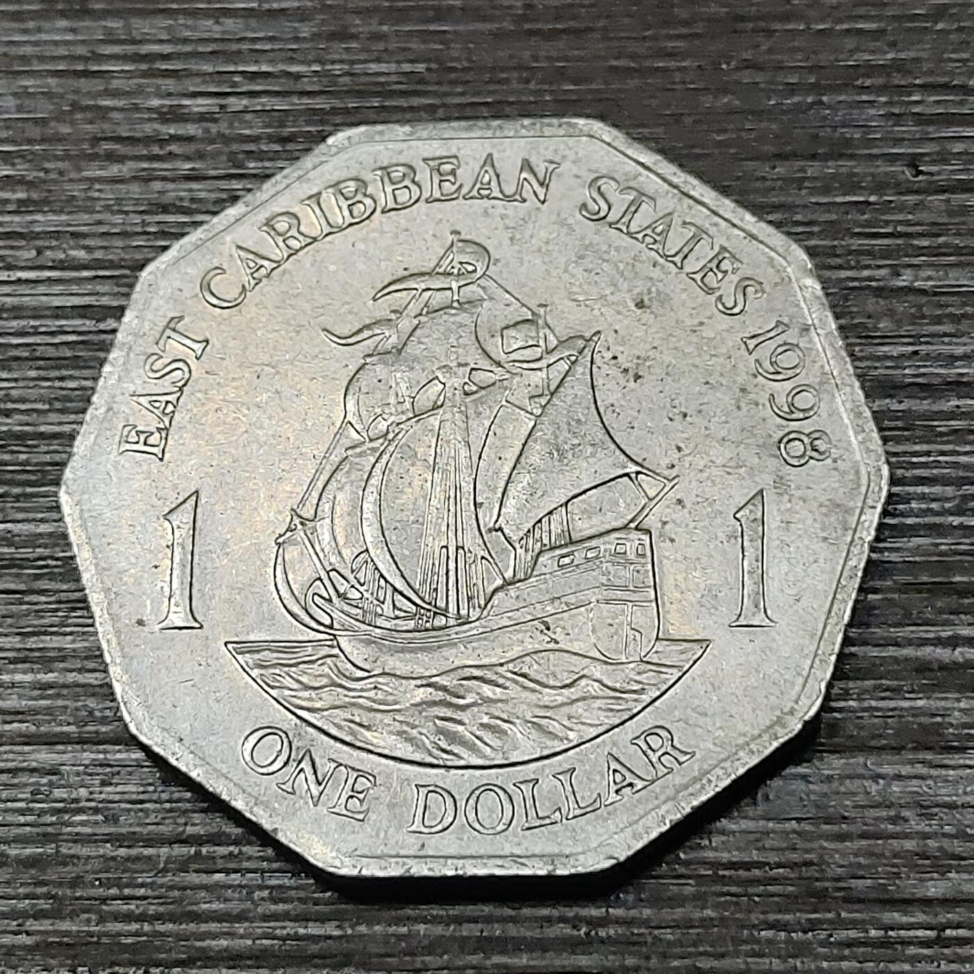 【铜匠收藏】★第125场★散币场，无佣金，30包邮。不满30元，支付5元运费。《接受代拍 代送NGC评级》 1998年 英属东加勒比海 1元 多边形硬币 女王一帆风顺