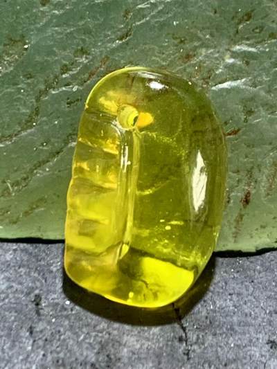 天然乌克兰蜜蜡雕刻梳子小吊坠一个， - 天然乌克兰蜜蜡雕刻梳子小吊坠一个，