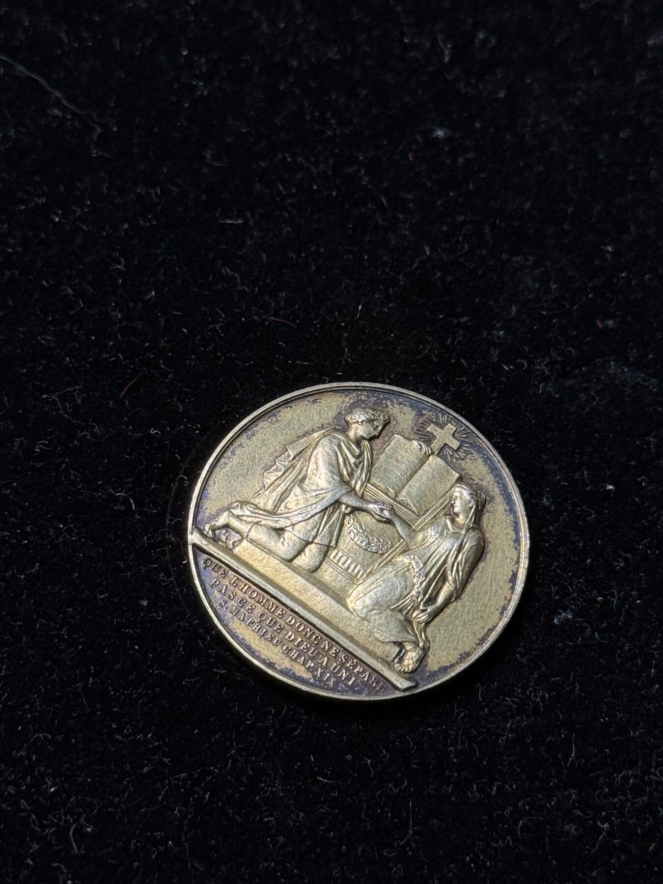 戎马世界章牌大赏第100期 法国结婚纪念章，带画押，金级，1856年结婚，银制，手指边铭