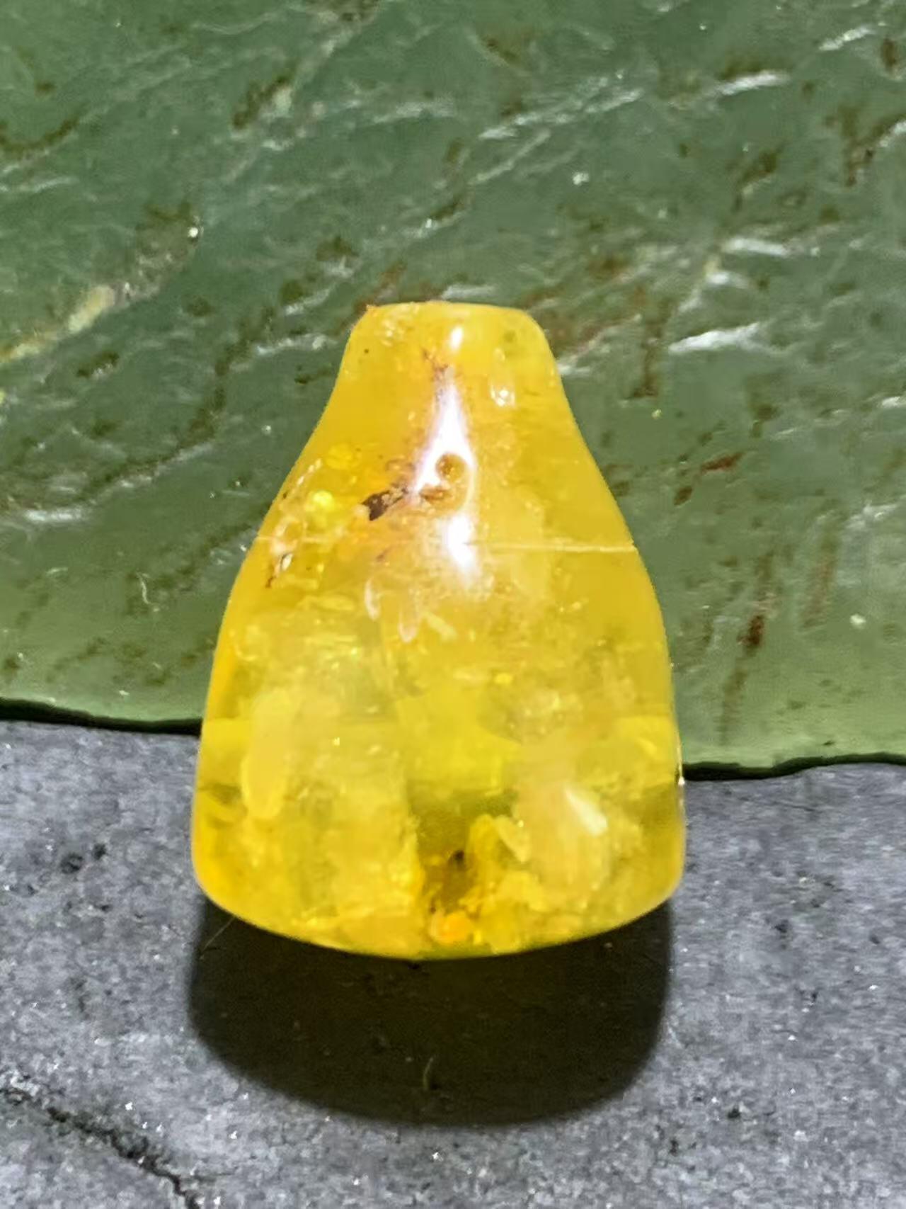 天然通货乌克兰蜜蜡一体佛头三通一个，