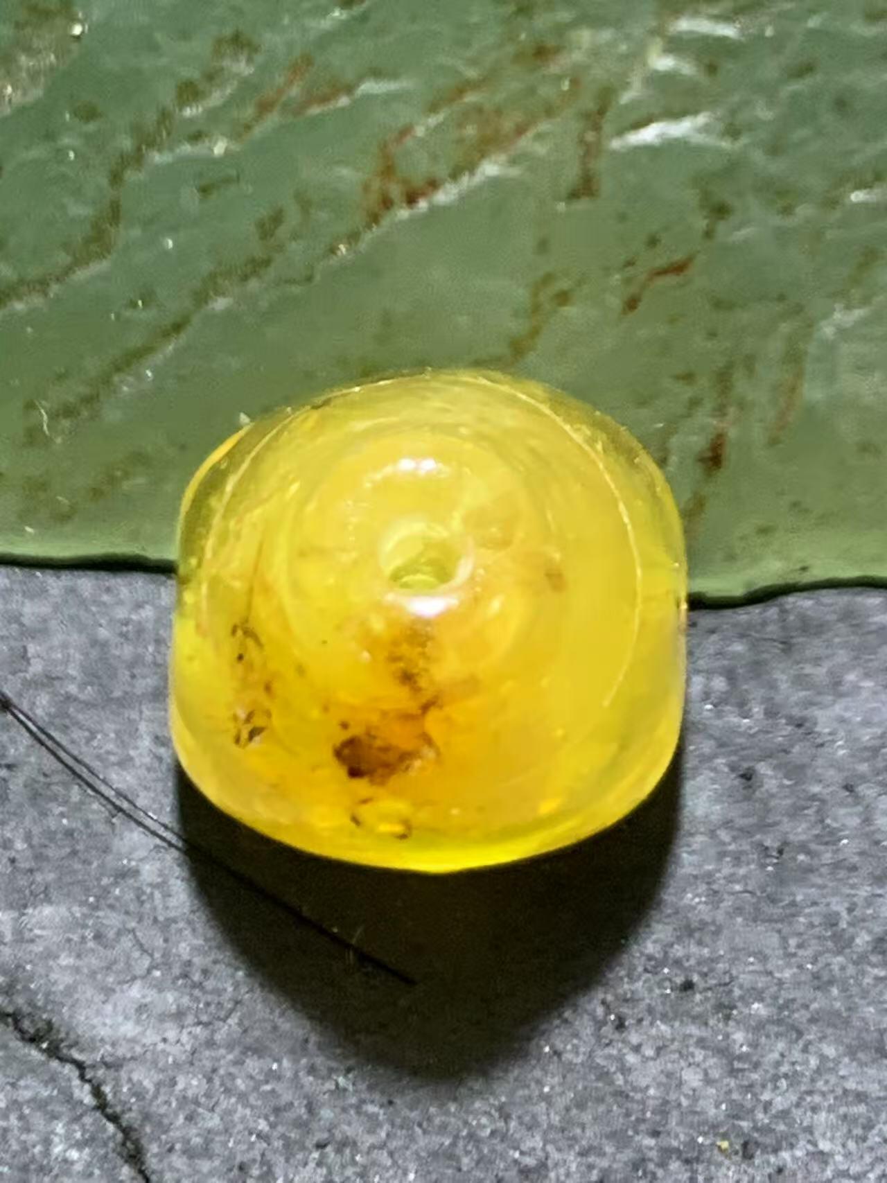 天然通货乌克兰蜜蜡一体佛头三通一个，