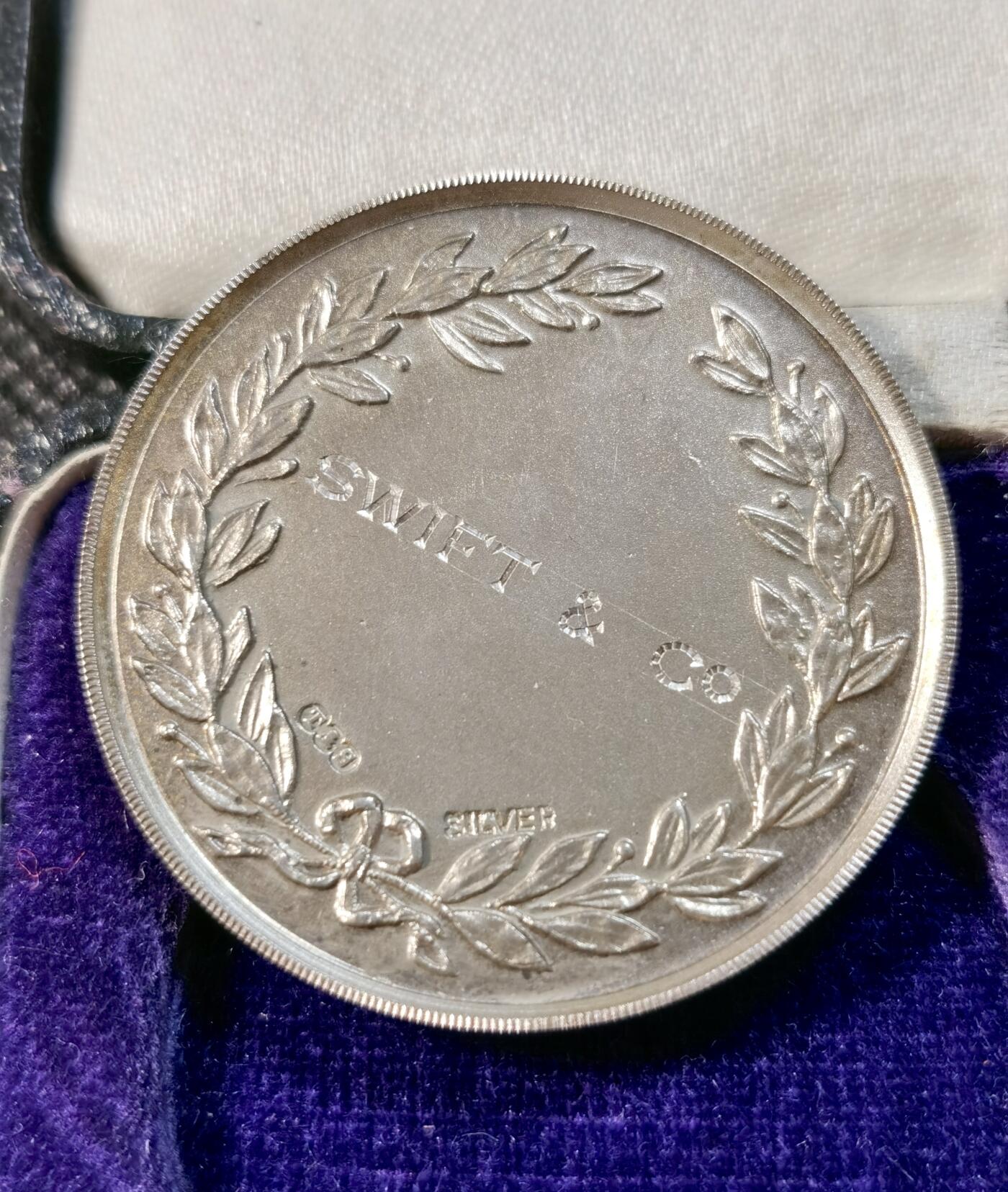  甄臻铺-世界币章拍卖（第24期），送拍享返佣金等优惠多多 1924年英国霍尔食品展纪念银币，直径38.6毫米，重23.6克。正面是女性手持麦穗图案，背面刻有
