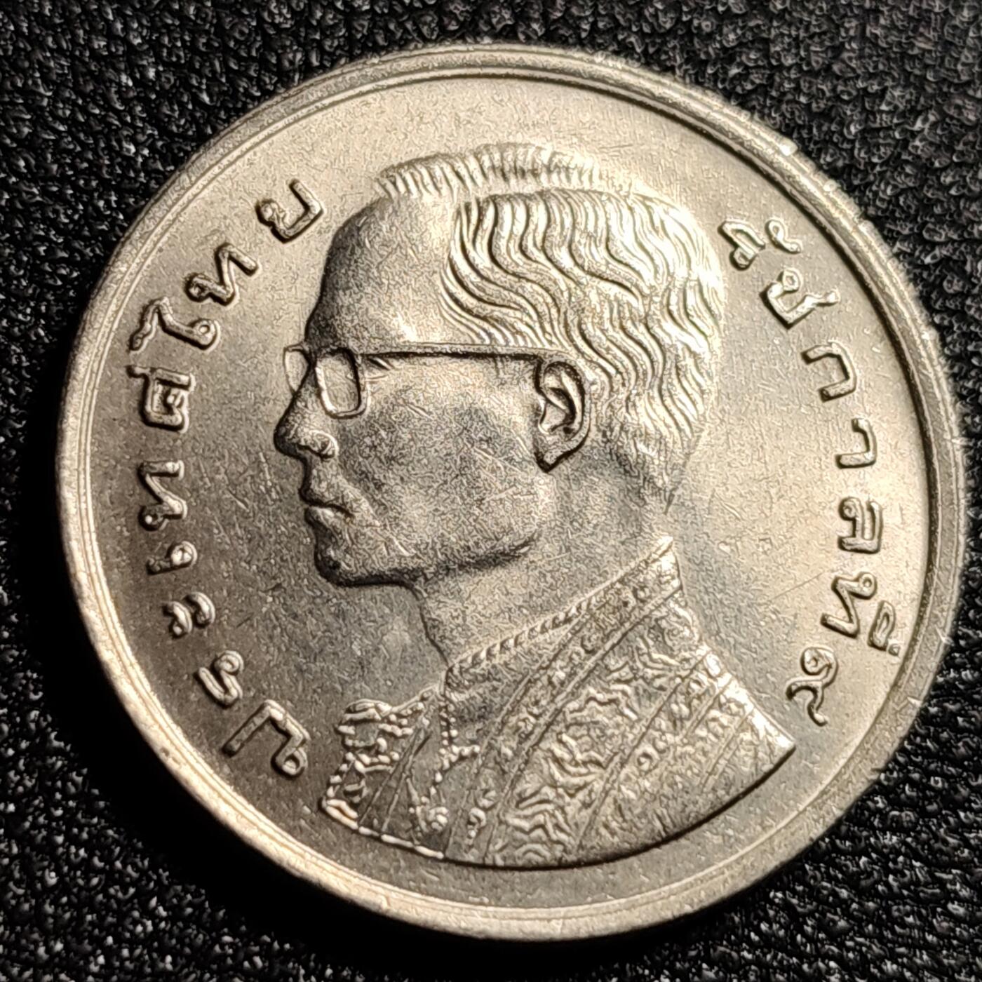 泉币菌-第48场-散币捡漏场 原光美品 泰国197X年1铢铜镍币，王室龙舟纪念，拉玛九世，25mm泰国197X年1铢铜镍币，王室龙舟纪念，拉玛九世，25mm