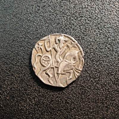 【德藏】世界币章拍卖第137期（拍品征集中~欢迎藏友联系） - 750-1000年 萨西王朝瘤牛骑士银币 直径约：18mm；重约：3.4g