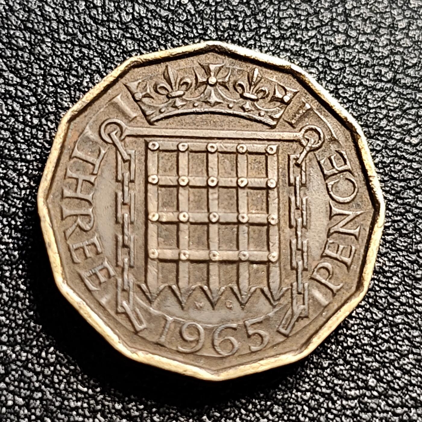 泉币菌-第50场-周末捡漏场 1965年 英国3便士黄铜币 伊丽莎白二世女王 多边形钱币 都铎闸门