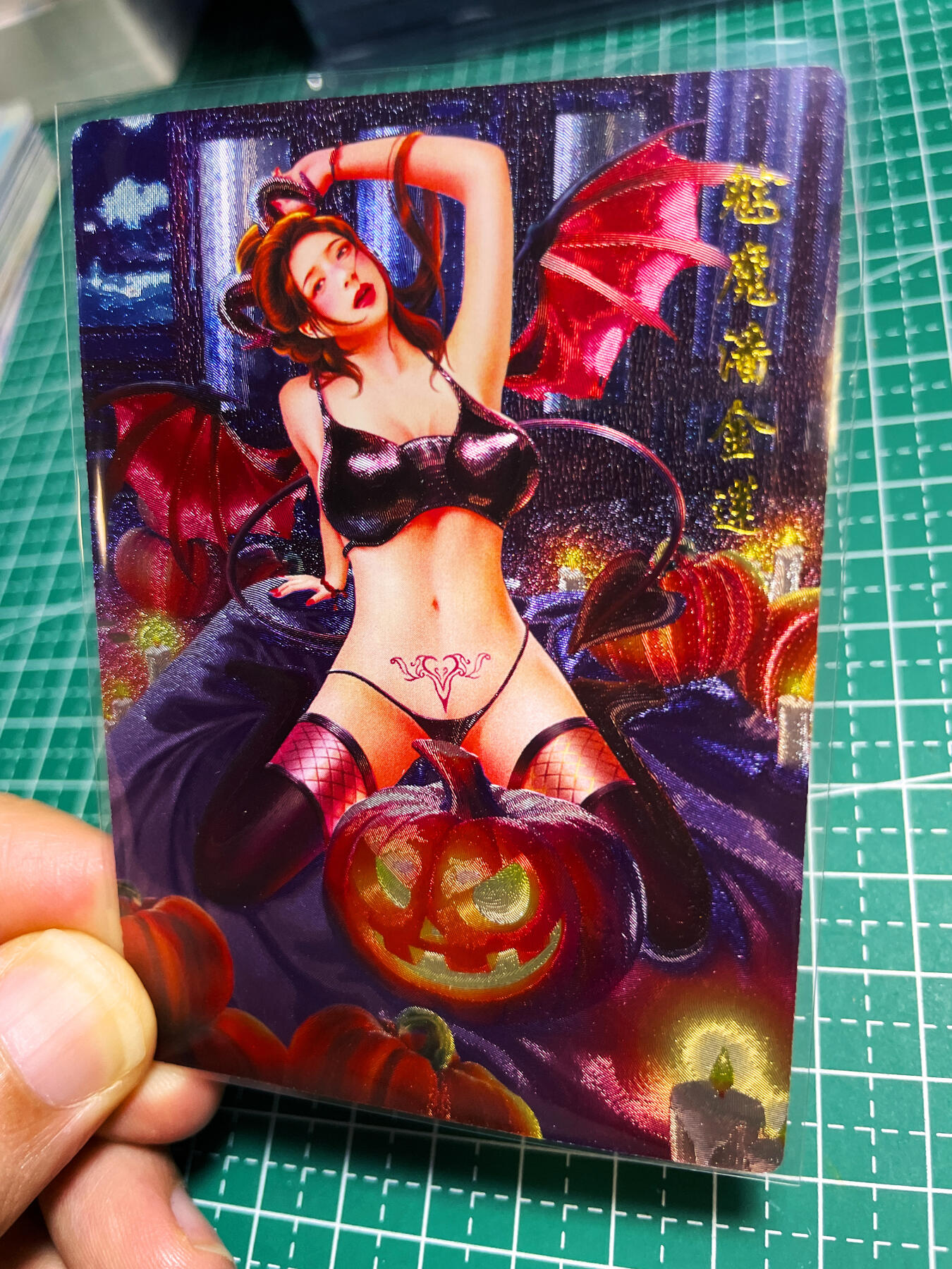 显眼宝22期 颜值精选·真 青鸾殿 魅魔潘金莲 一张 粗闪工艺  63*88