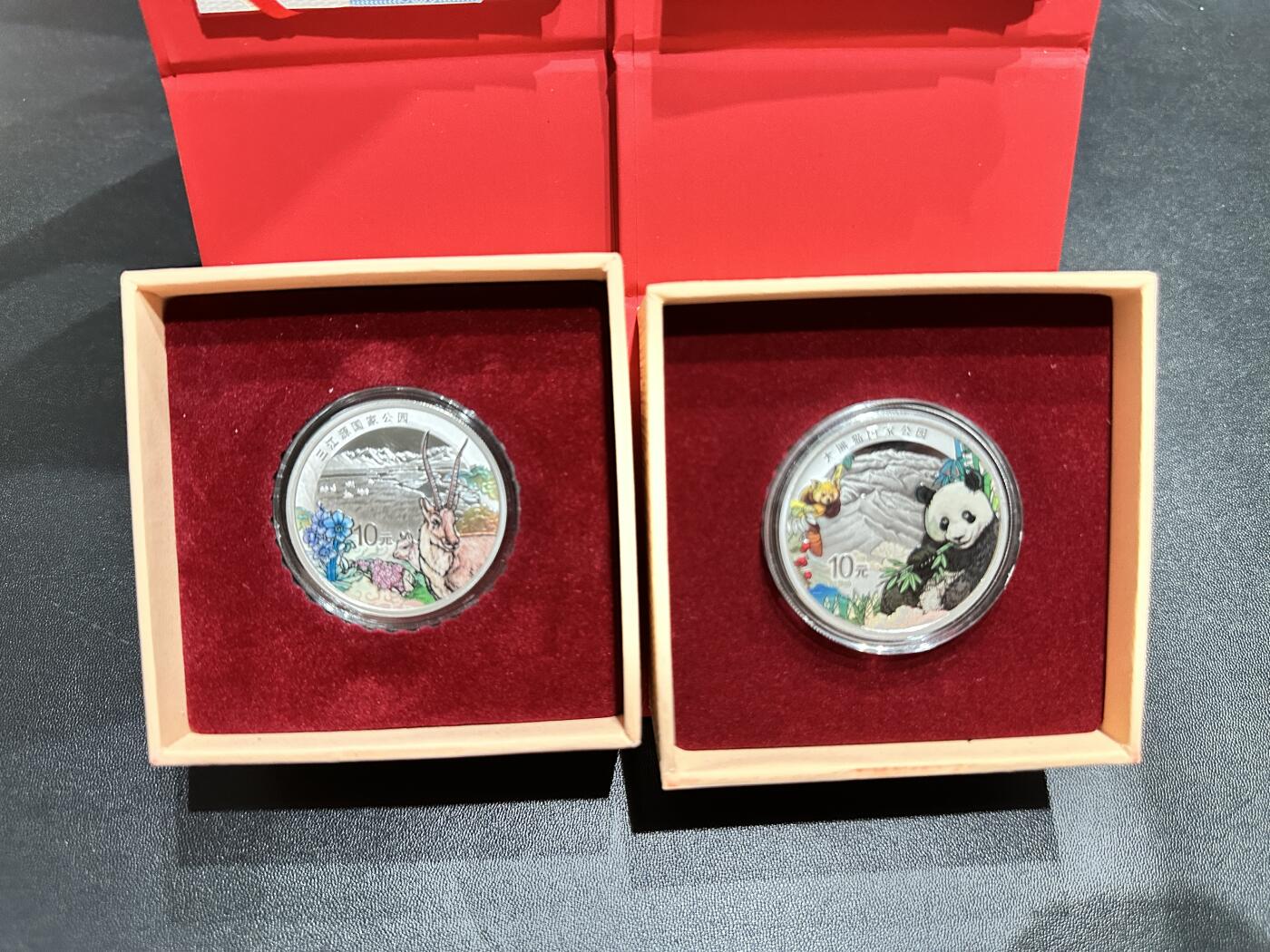 《外钞收藏家》第五百四十五期（本期品种丰富、欢迎参加）（本平台长期征集拍品、欢迎藏友们联系合作） 三江源国家公园银质纪念币 30克圆形银币×2枚 带原装盒证