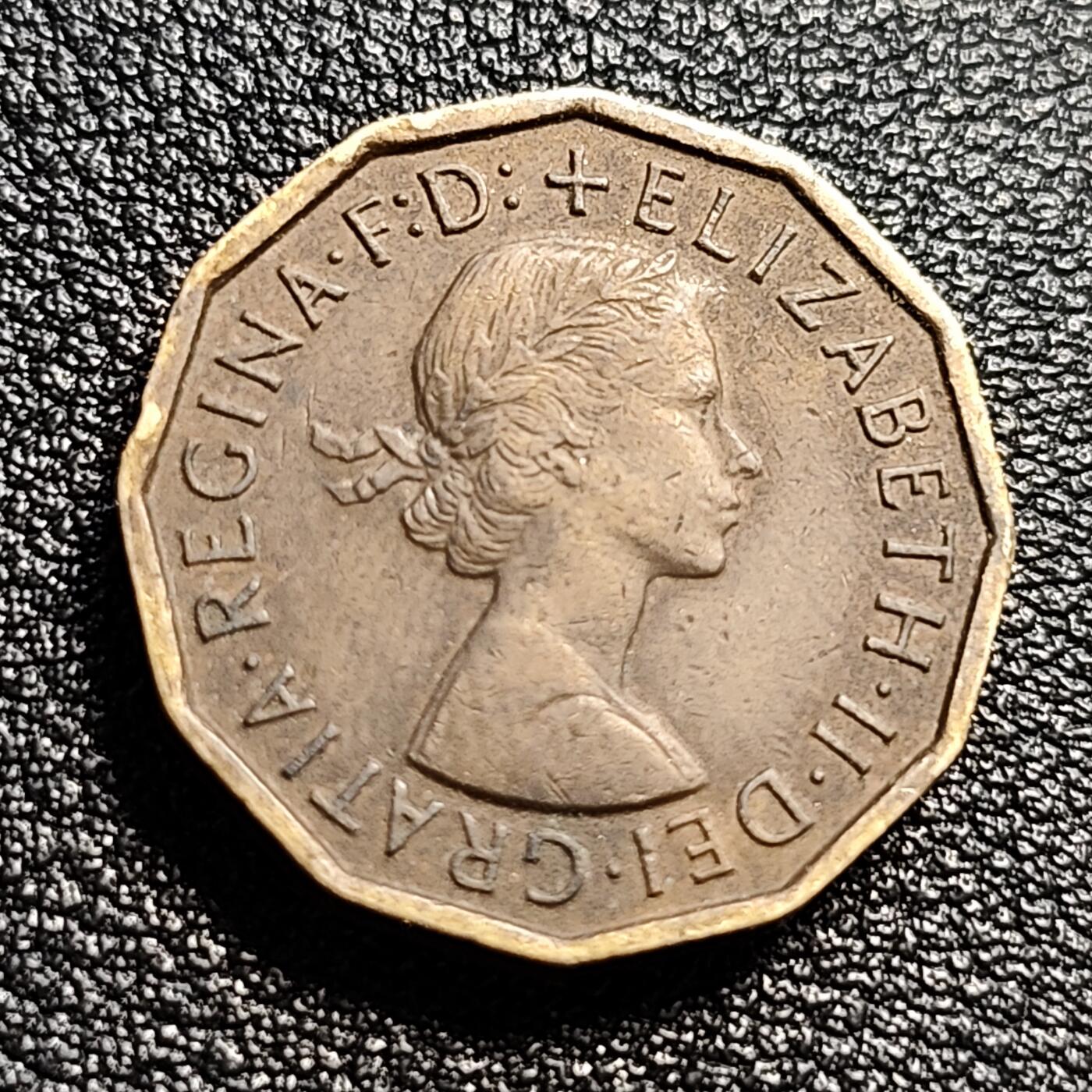 泉币菌-第50场-周末捡漏场 1965年 英国3便士黄铜币 伊丽莎白二世女王 多边形钱币 都铎闸门