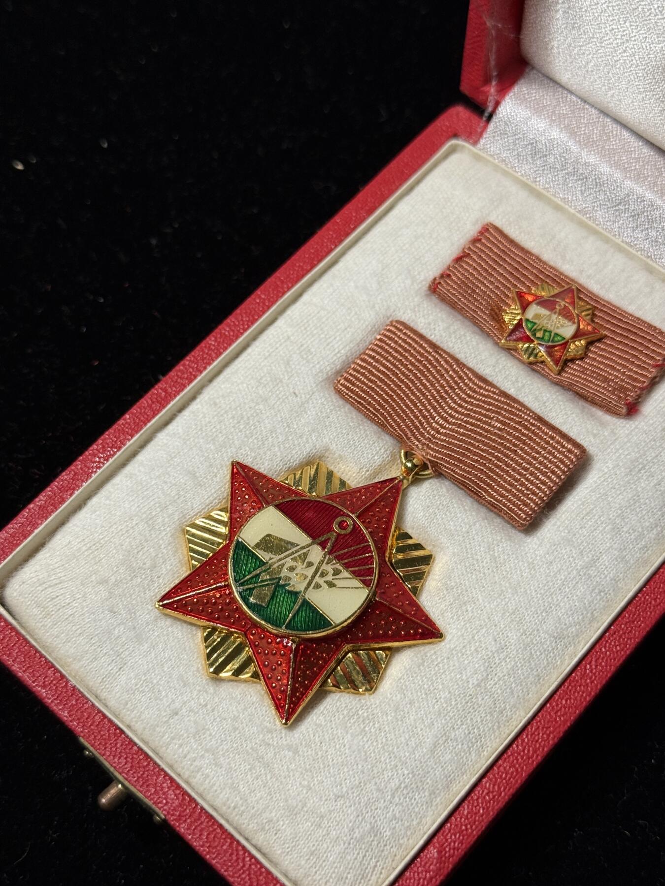 戎马世界章牌大赏第100期 匈牙利金级总工会奖章，盒略齐全