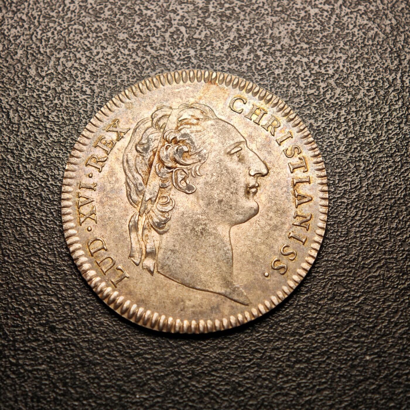 【德藏】世界币章拍卖第137期（拍品征集中~欢迎藏友联系） 1774年 法国路易十六代用币银章 淡黄油包浆 状态安逸 直径约：28.5mm；重约：6.3g