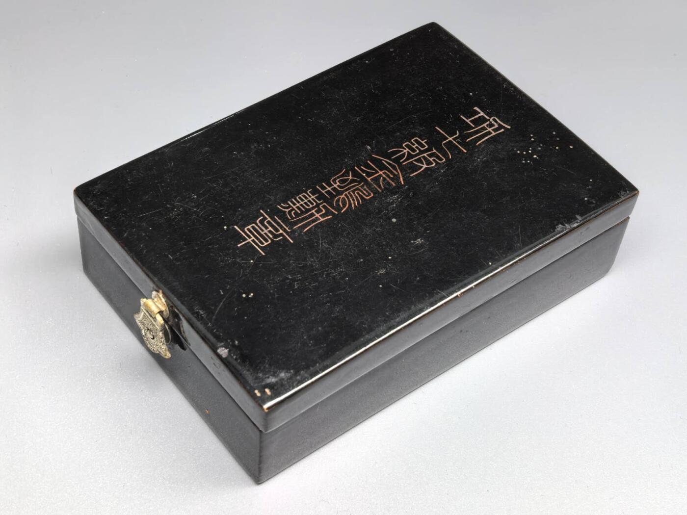小驴勋章奖章收藏7月12日星期六晚18点拍卖（有偿代拍送拍规则在简介最后，参拍须阅读规则后再参拍，关系到运费包装发货时效真假辨别等关键信息） 功七级金鵄勋章，银质镀金，带大漆盒带略