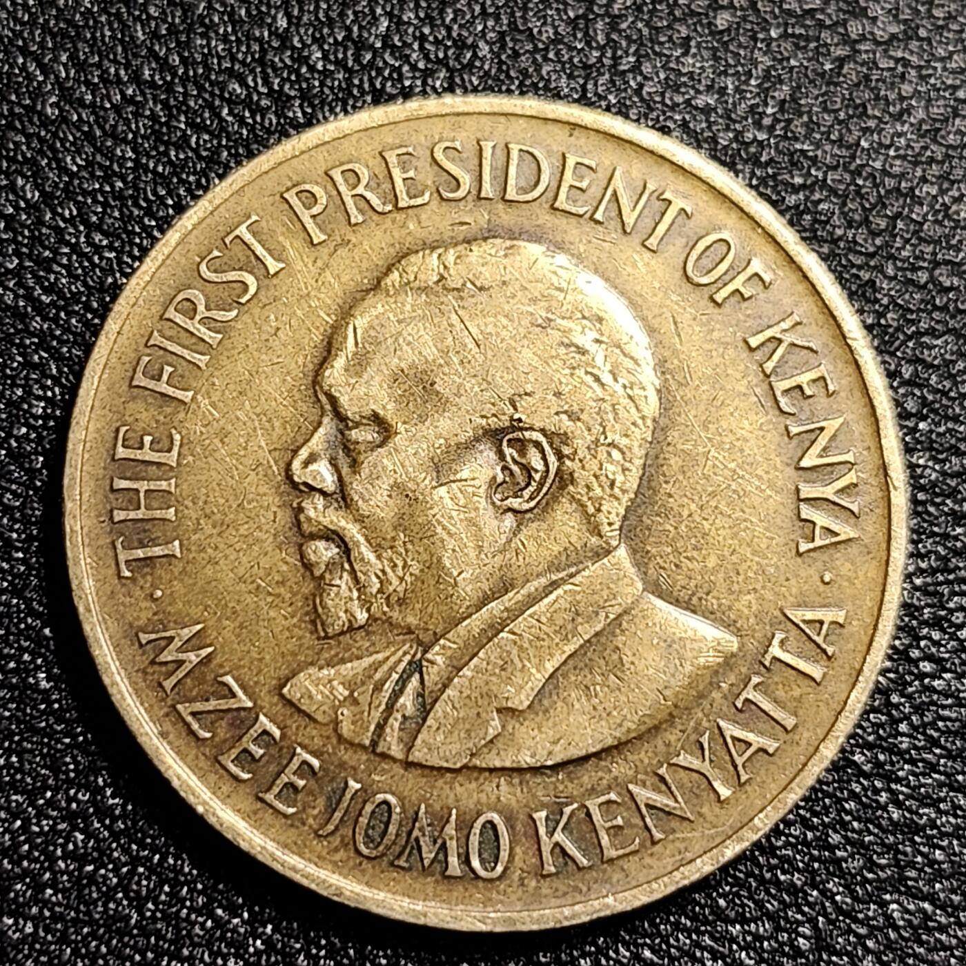 泉币菌-第49场-周末精品场 少见大币 首任总统乔莫 肯尼亚 1977年10分镍黄铜硬币 30.8毫米9.0克