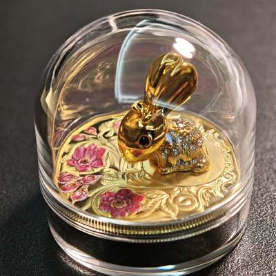 【德藏】世界币章拍卖第137期（拍品征集中~欢迎藏友联系） - 2023年 中国"兔与花"幻彩3D立体镀金纪念章 立体感及幻彩效果十足 直径约：40mm，重约：42.8g