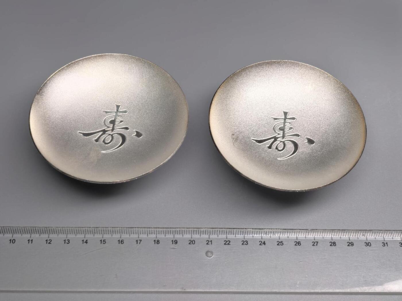小驴勋章奖章收藏7月12日星期六晚18点拍卖（有偿代拍送拍规则在简介最后，参拍须阅读规则后再参拍，关系到运费包装发货时效真假辨别等关键信息） 寿字内阁总理大臣老人纪念日金属酒杯一对