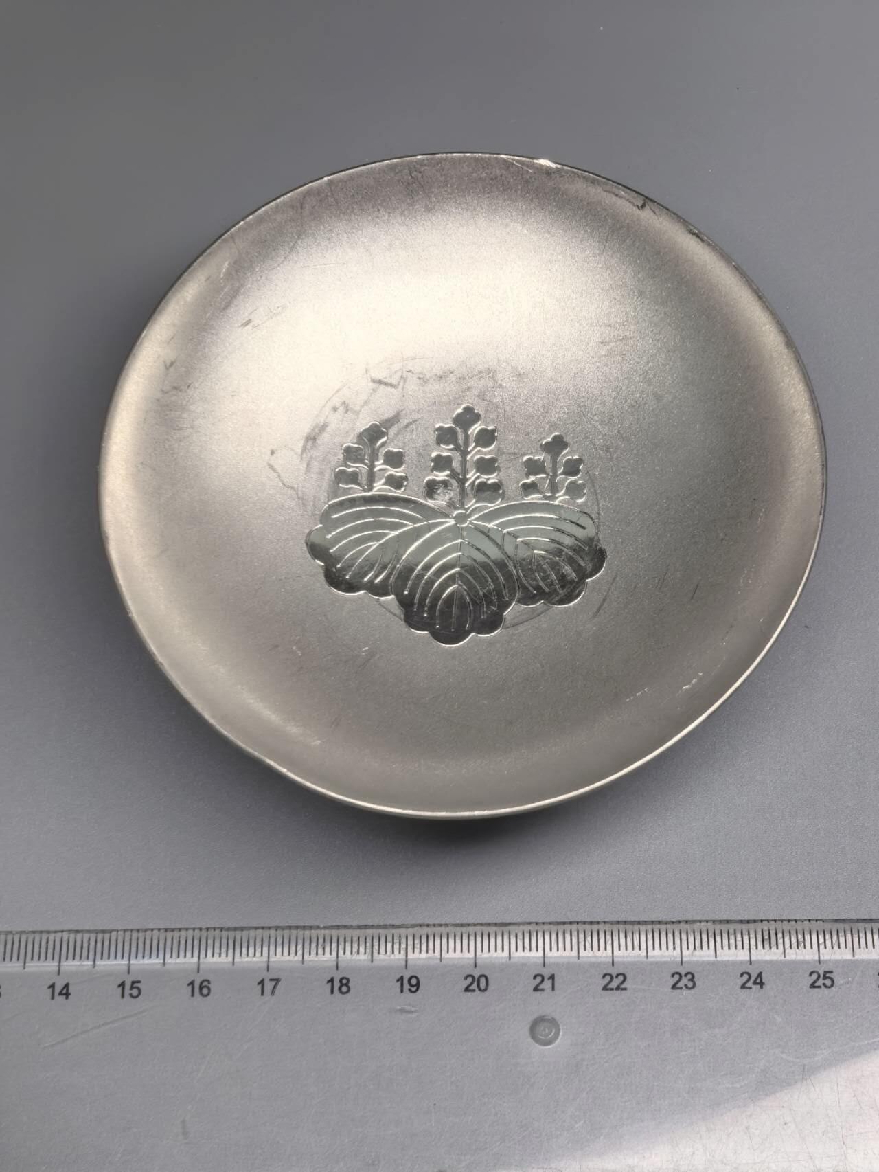 小驴勋章奖章收藏7月12日星期六晚18点拍卖（有偿代拍送拍规则在简介最后，参拍须阅读规则后再参拍，关系到运费包装发货时效真假辨别等关键信息） 桐叶图案锡酒杯
