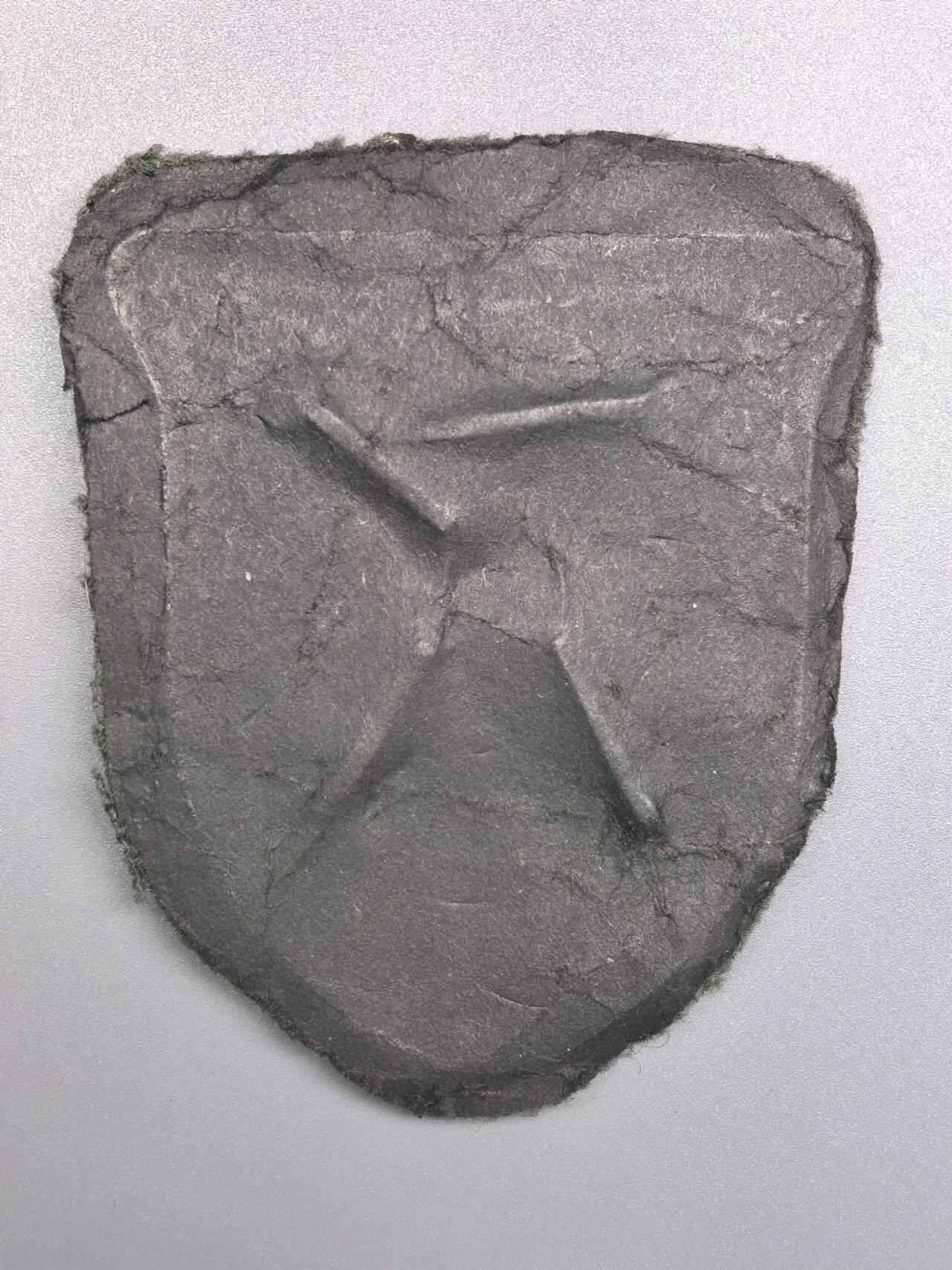 小驴勋章奖章收藏7月12日星期六晚18点拍卖（有偿代拍送拍规则在简介最后，参拍须阅读规则后再参拍，关系到运费包装发货时效真假辨别等关键信息） 德国WWII克里米亚盾章，钢质镀铜，陆军原野绿羊毛毡背衬，Karl Wurster, Markneukirchen (Saxonia)厂制作，二战期间KWM厂生产非常高质量的坦克突击奖章，目前这种完整针脚国外拿价已经两百多快三百刀乐了