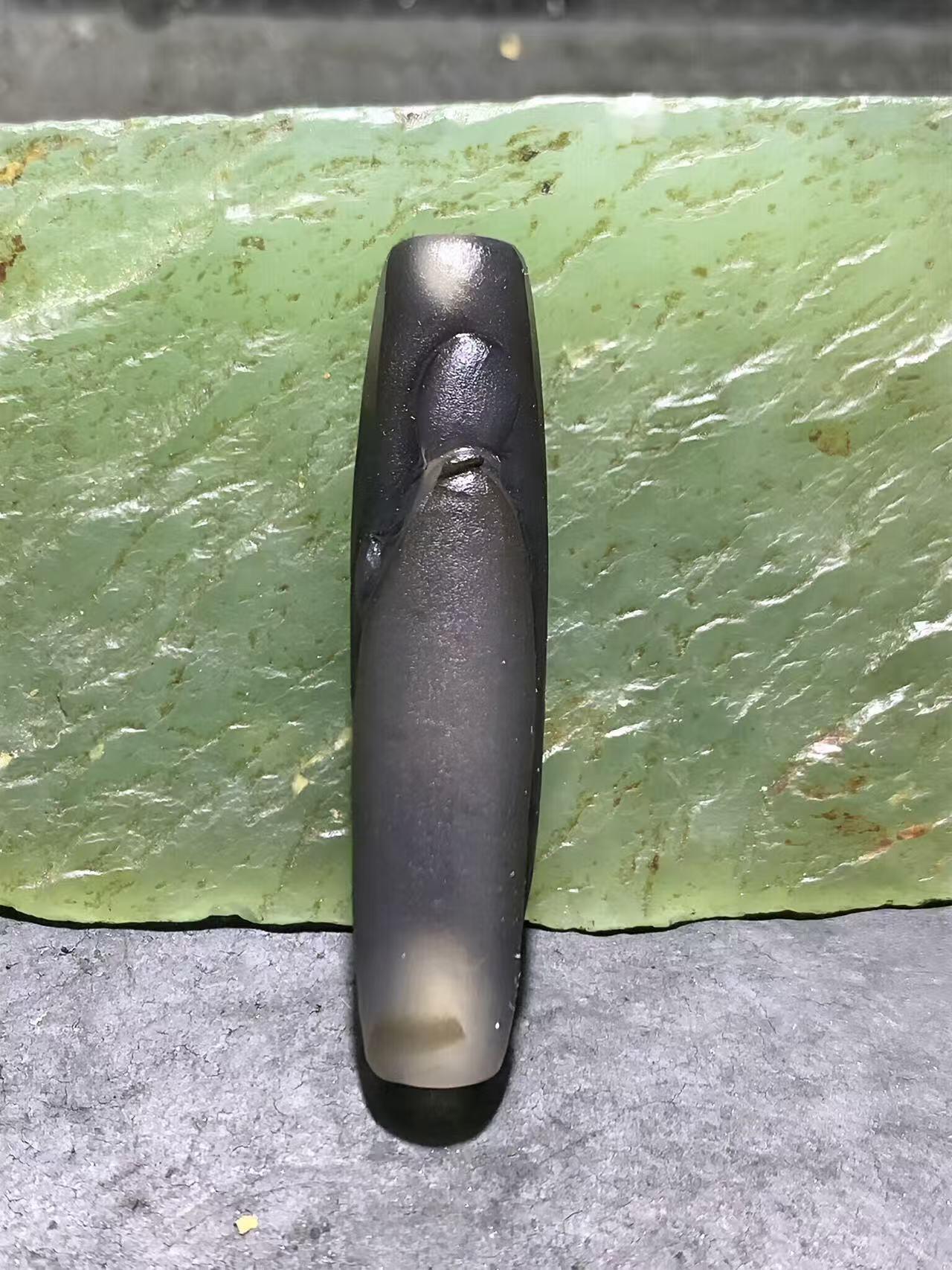 精美亚光高玉化墨色巴西玛瑙手工俏色巧雕无相佛意境桶珠一个！