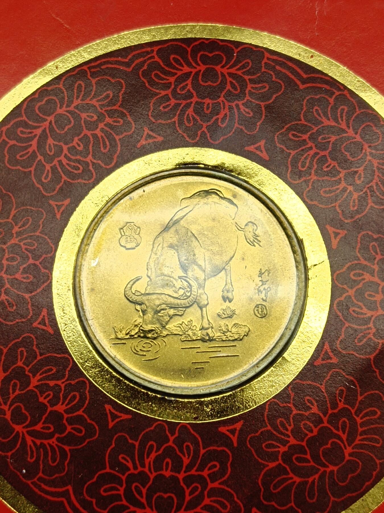 50期回流戒指饰品杂件纪念章丝路钱币专场 牛年纪念章和一张稀有核实验基地的卡片