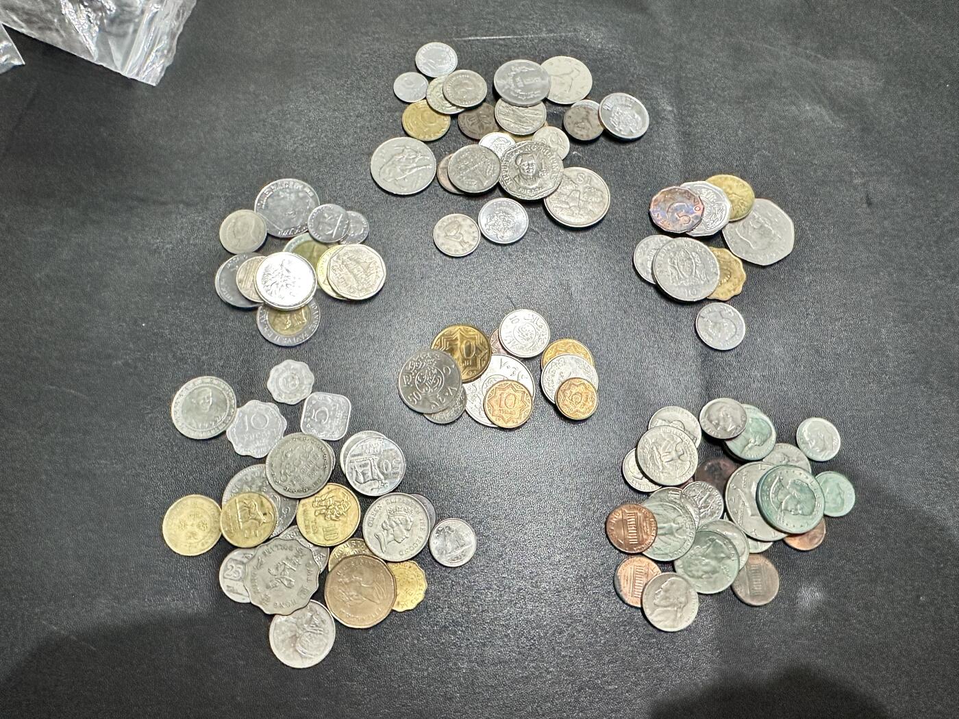 《外钞收藏家》第五百四十五期（本期品种丰富、欢迎参加）（本平台长期征集拍品、欢迎藏友们联系合作） 几个国家硬币几十枚一起  