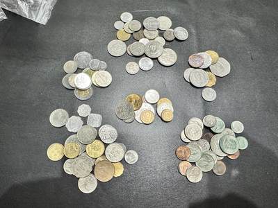 《外钞收藏家》第五百四十五期（本期品种丰富、欢迎参加）（本平台长期征集拍品、欢迎藏友们联系合作） - 几个国家硬币几十枚一起  
