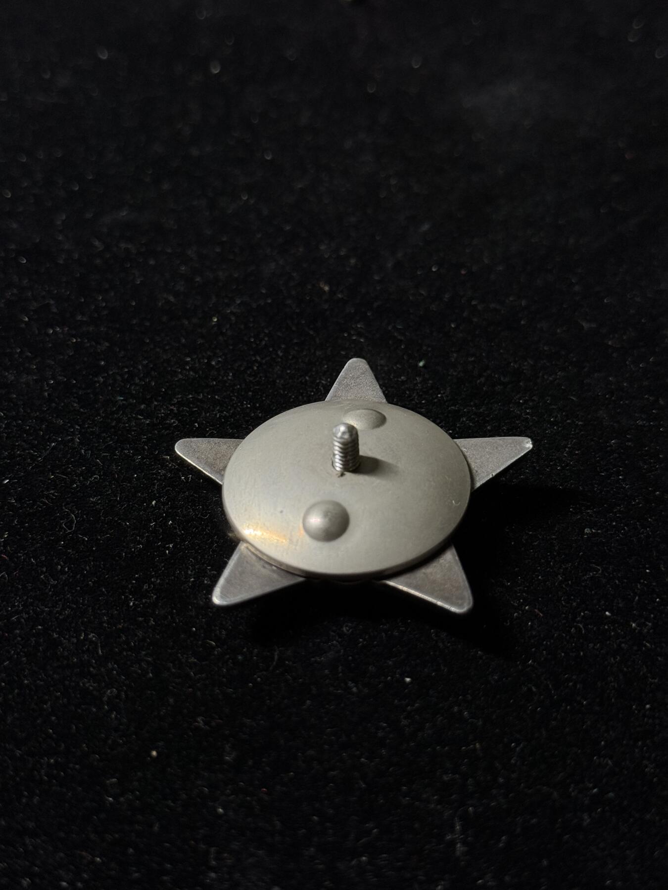 戎马世界章牌大赏第100期 苏联红星勋章，号段3060339，得主曾担任“巴黎公社”号战列舰通讯员，获得该勋章时为波罗的海舰队里加水警区海岸基地政治副指挥员，带得主另外一枚红星相关档案