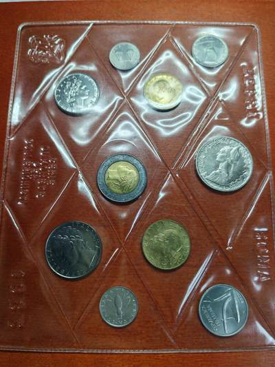 长老汇蛇年精选第二十场拍卖 1983意大利套币10枚卡装，含1枚银币，克书75美金