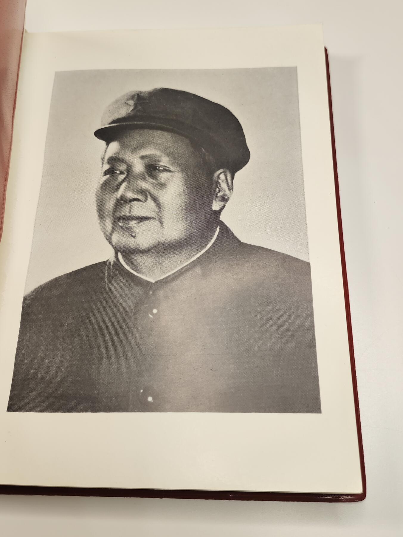 新时代收藏徽章红藏拍卖(第二十三场)  高级纸品集合 暑假快乐 总后卫生部学习雷锋/硬骨头六连先进集体与个人代表大会纪念册 与沈阳JQ学雷锋奖章 很少见 全国代表级 本子品相极好 里面有毛主席和华国锋画像和题词