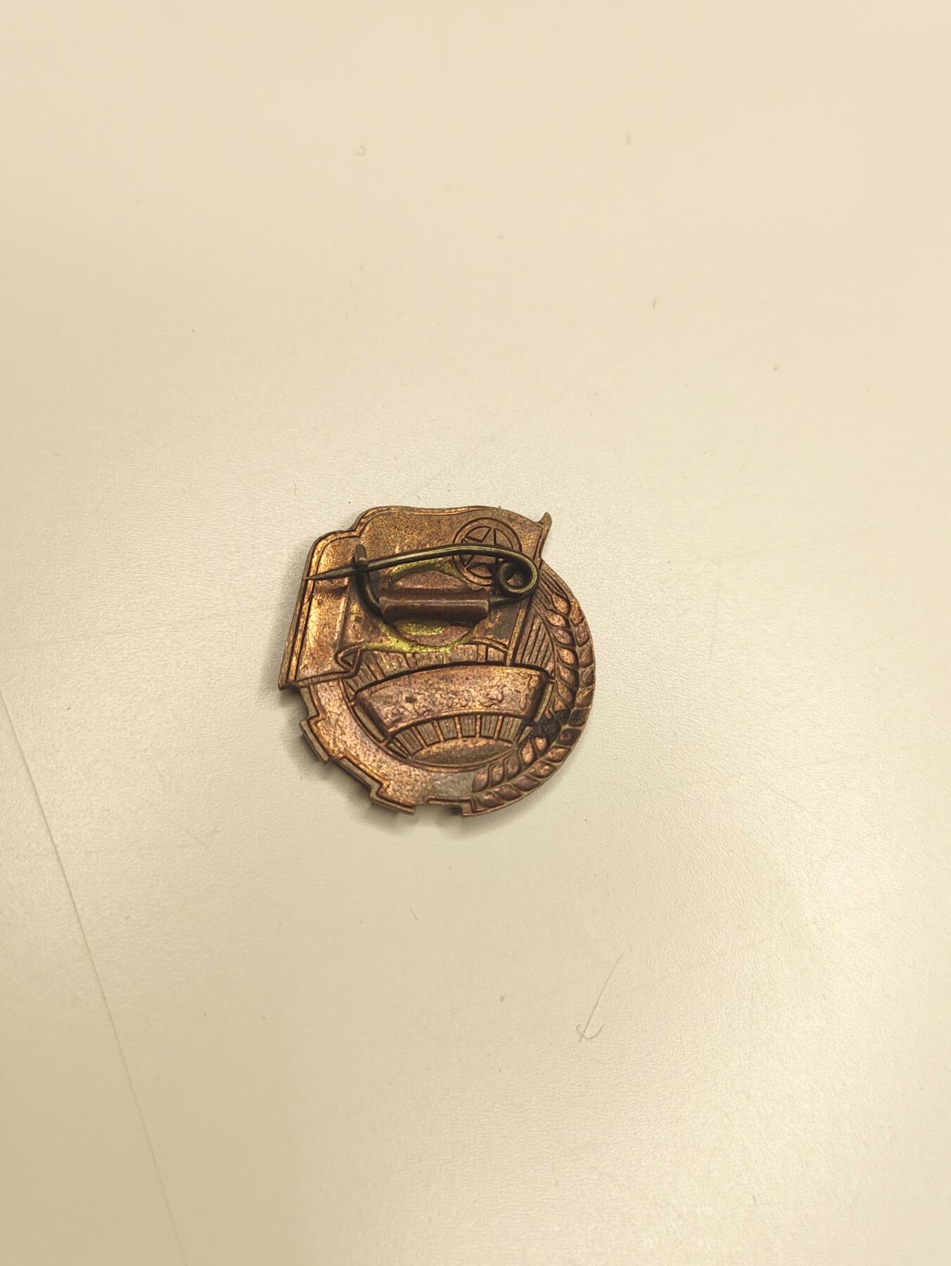 新时代收藏徽章红藏拍卖(第二十三场)  高级纸品集合 暑假快乐 五十年代 铜制珐琅团徽 非常漂亮 比现在的铝制垃圾强多了 可以收藏可以佩戴