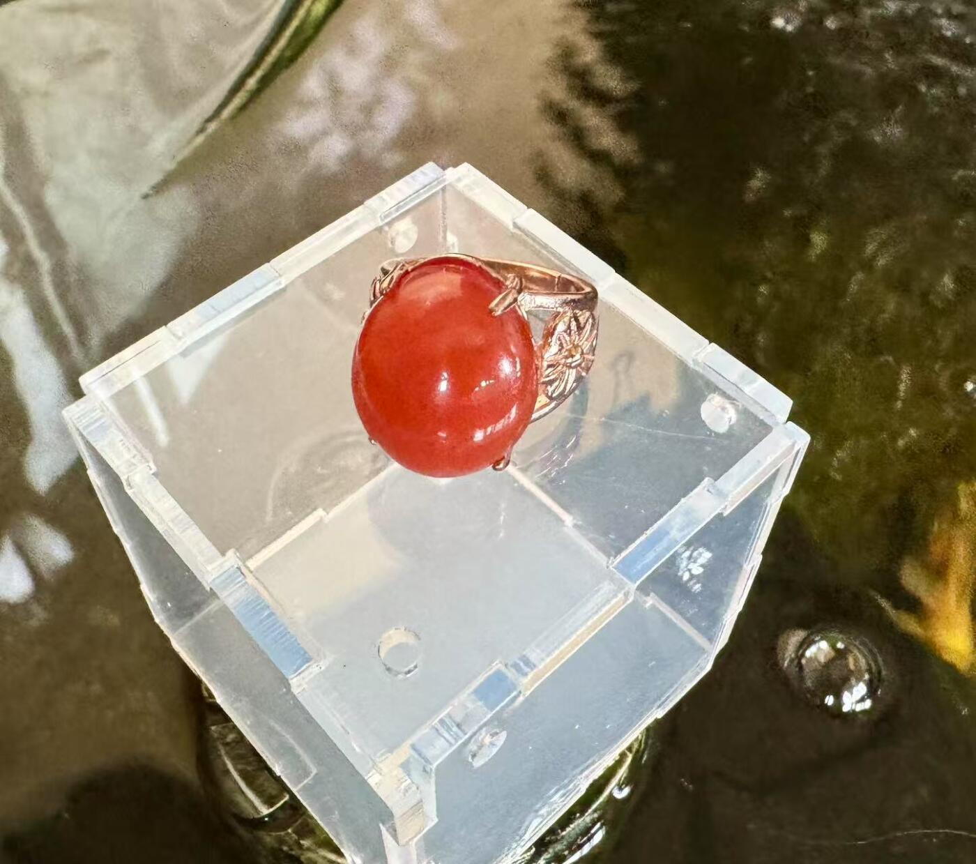 零元拍：南红玛瑙蛋面，都是十多年前的存货了，瓦西料，戒托可以忽略，就是普通合金。蛋面无裂纹理为缠丝纹，尺寸：戒面约13×15MM，因为拍照环境以及光线的变化，颜色以实物为准。