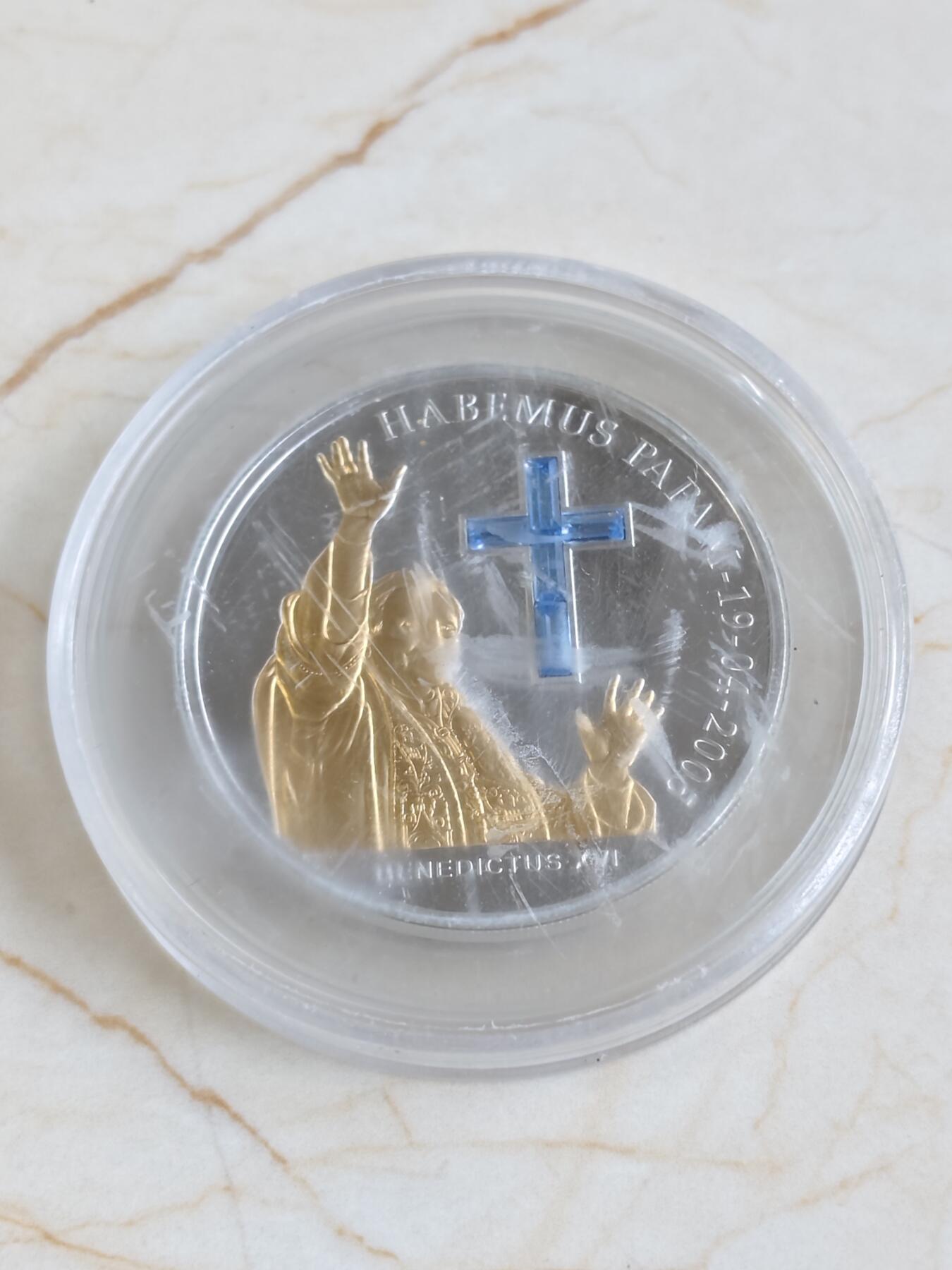 第165期拍卖【长期征集拍品】 利比里亚2005年天主教教皇镀金心形镶嵌水晶银币，有瑕疵，25克，925银，银价215