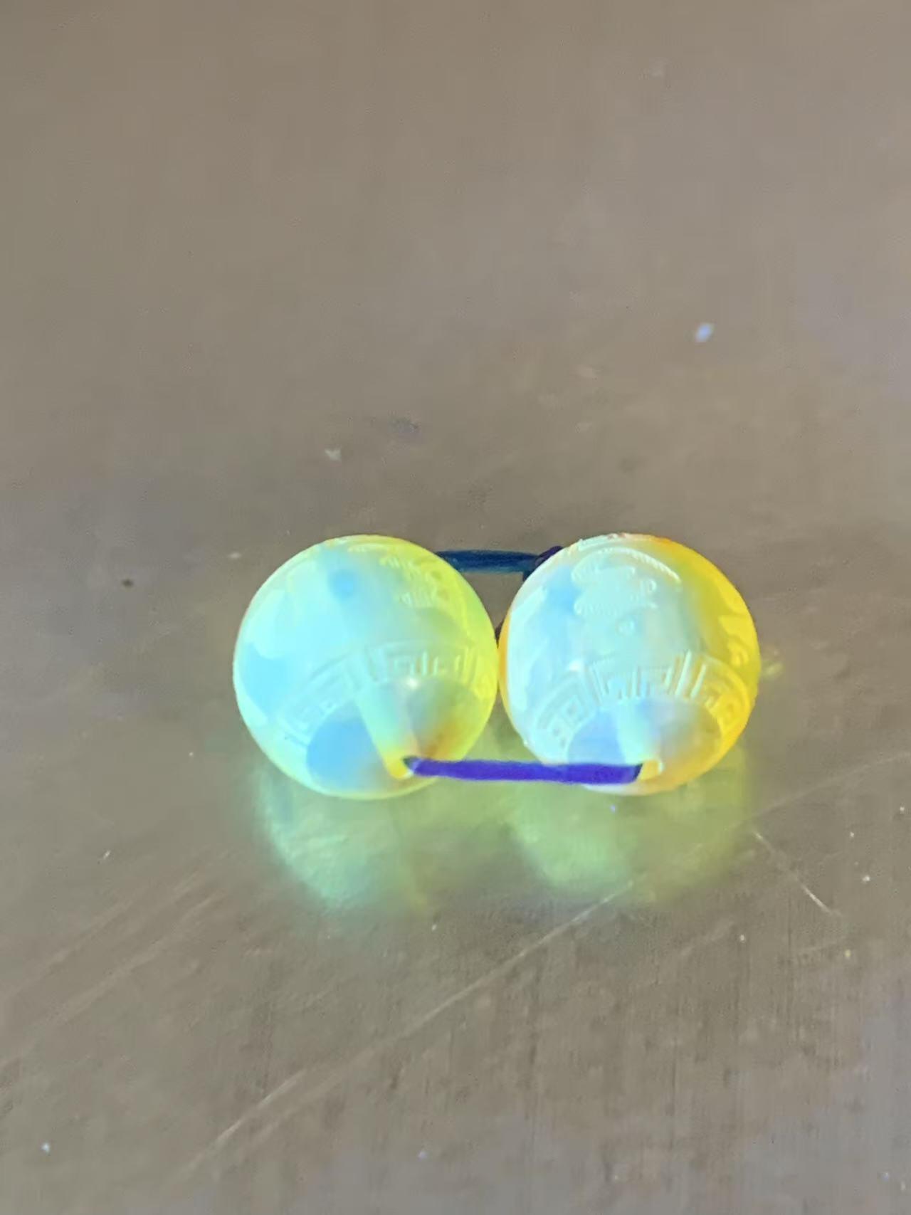 天然乌克兰原矿蜜蜡雕刻六字箴言腰珠两颗，